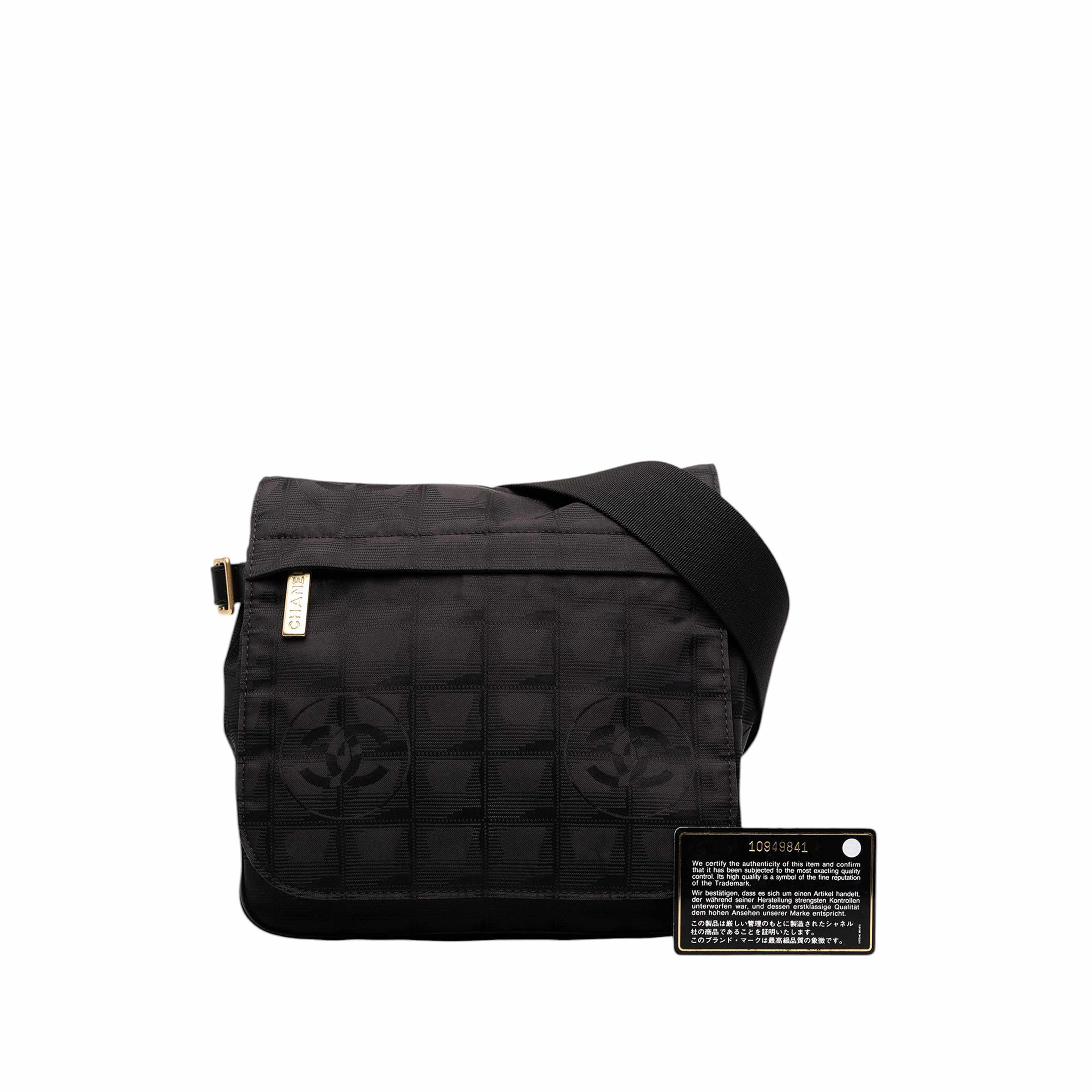 Chanel New Travel Line Nylon Messenger Bag, från Luxclusif, i färgen svart. Klicka för att öppna bilden i stort format