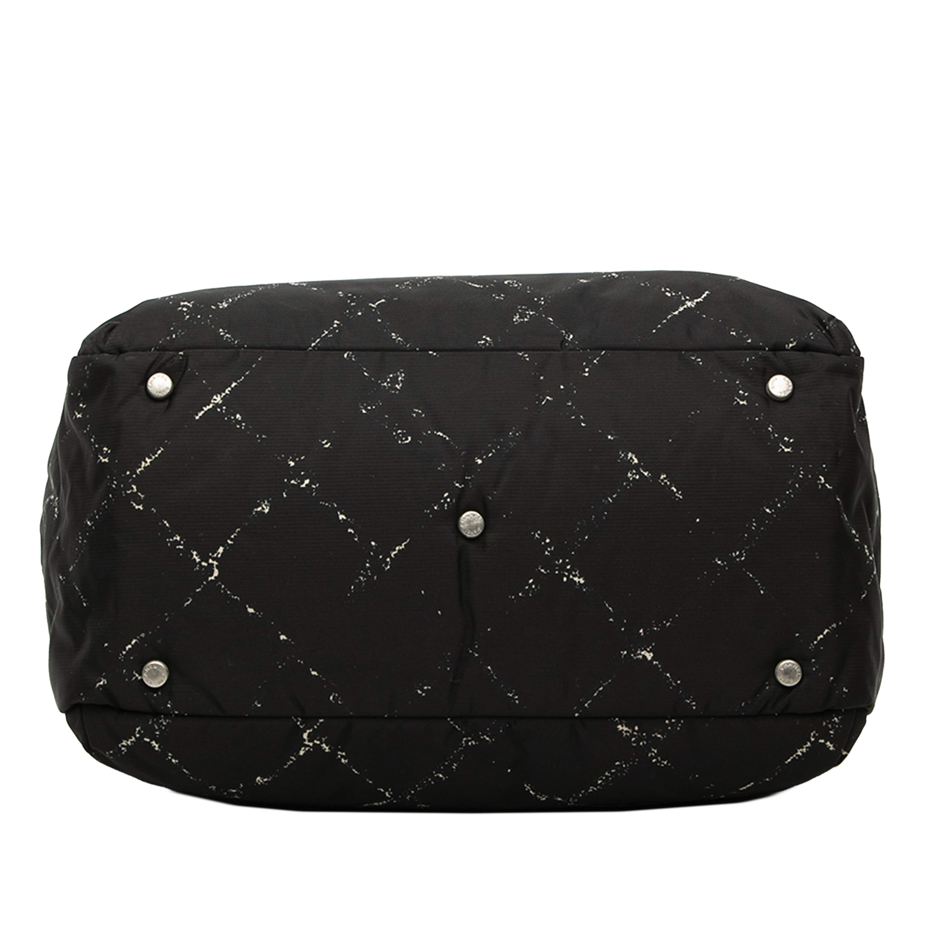 Chanel Old Travel Line Nylon Handbag, från Luxclusif, i färgen black. Klicka för att öppna bilden i stort format