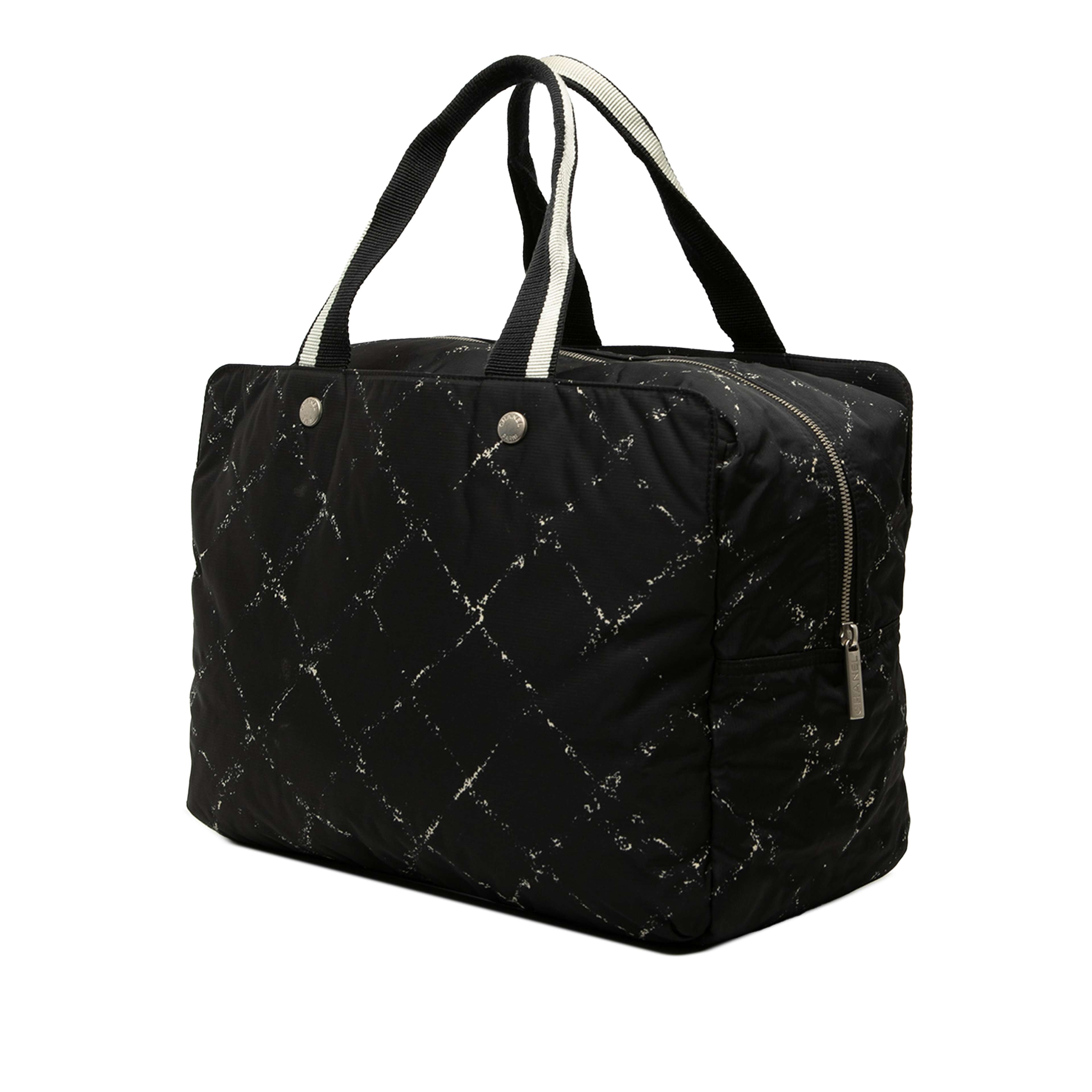 Chanel Old Travel Line Nylon Handbag, från Luxclusif, i färgen svart. Klicka för att öppna bilden i stort format