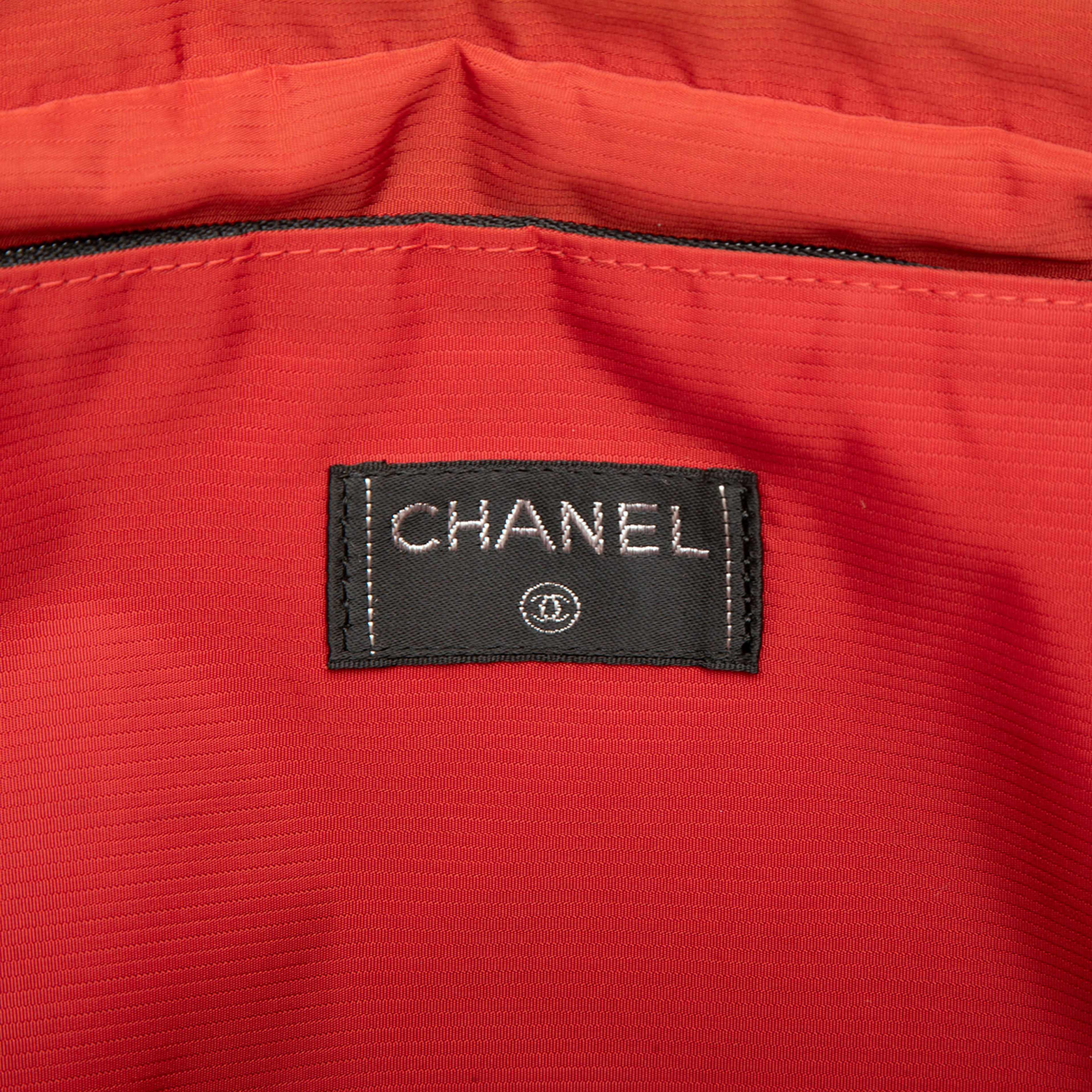 Chanel Old Travel Line Nylon Handbag, från Luxclusif, i färgen black. Klicka för att öppna bilden i stort format