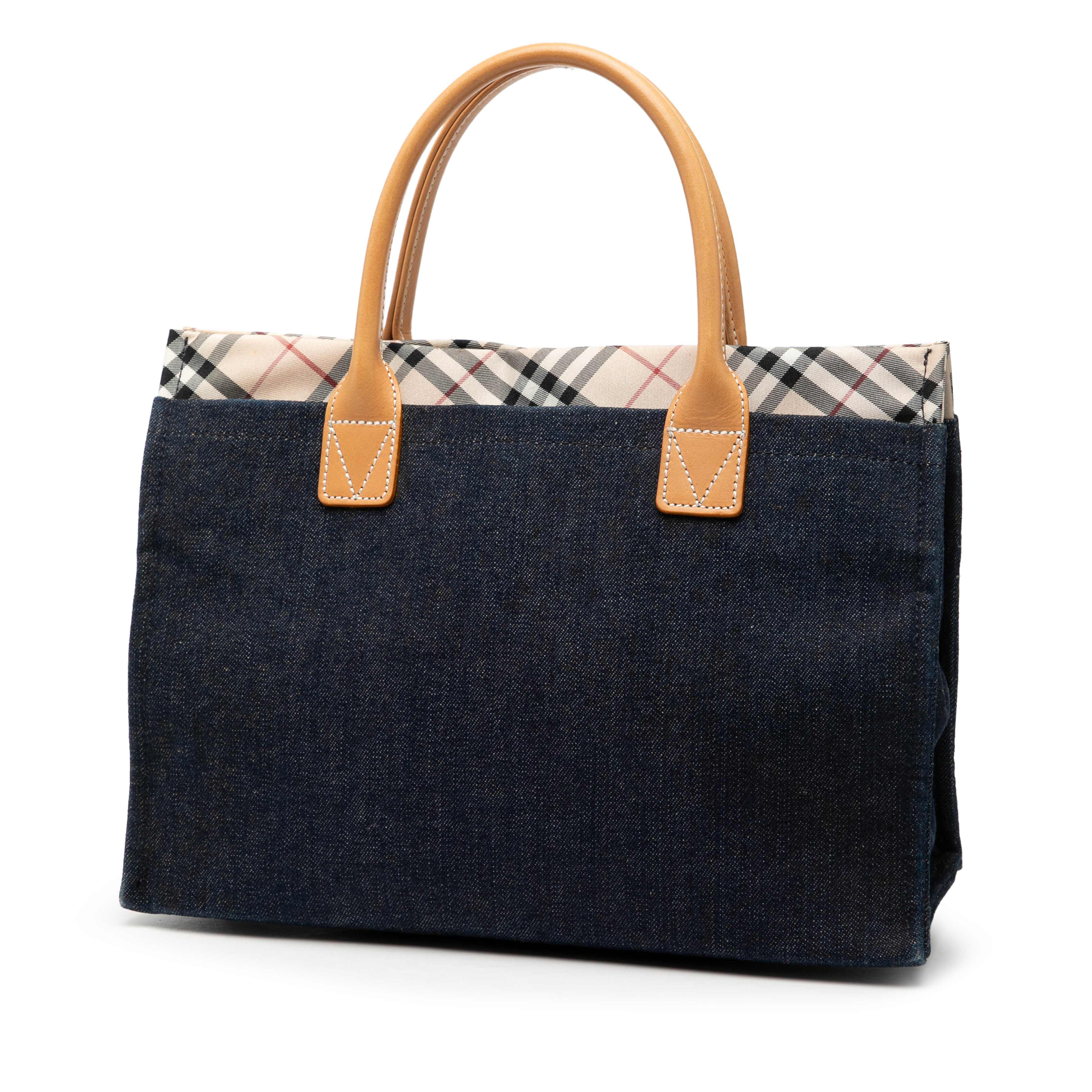 Burberry Nova Check Trimmed Denim Tote, från Luxclusif, i färgen dark blue. Klicka för att öppna bilden i stort format