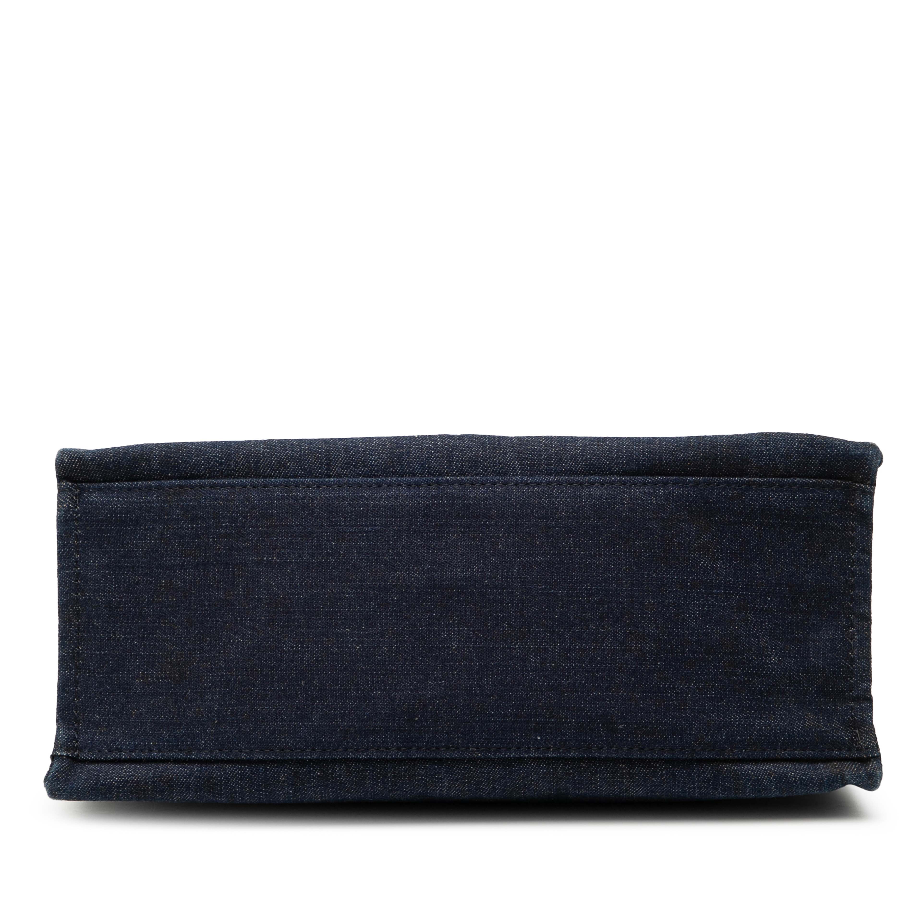 Burberry Nova Check Trimmed Denim Tote, från Luxclusif, i färgen dark blue. Klicka för att öppna bilden i stort format