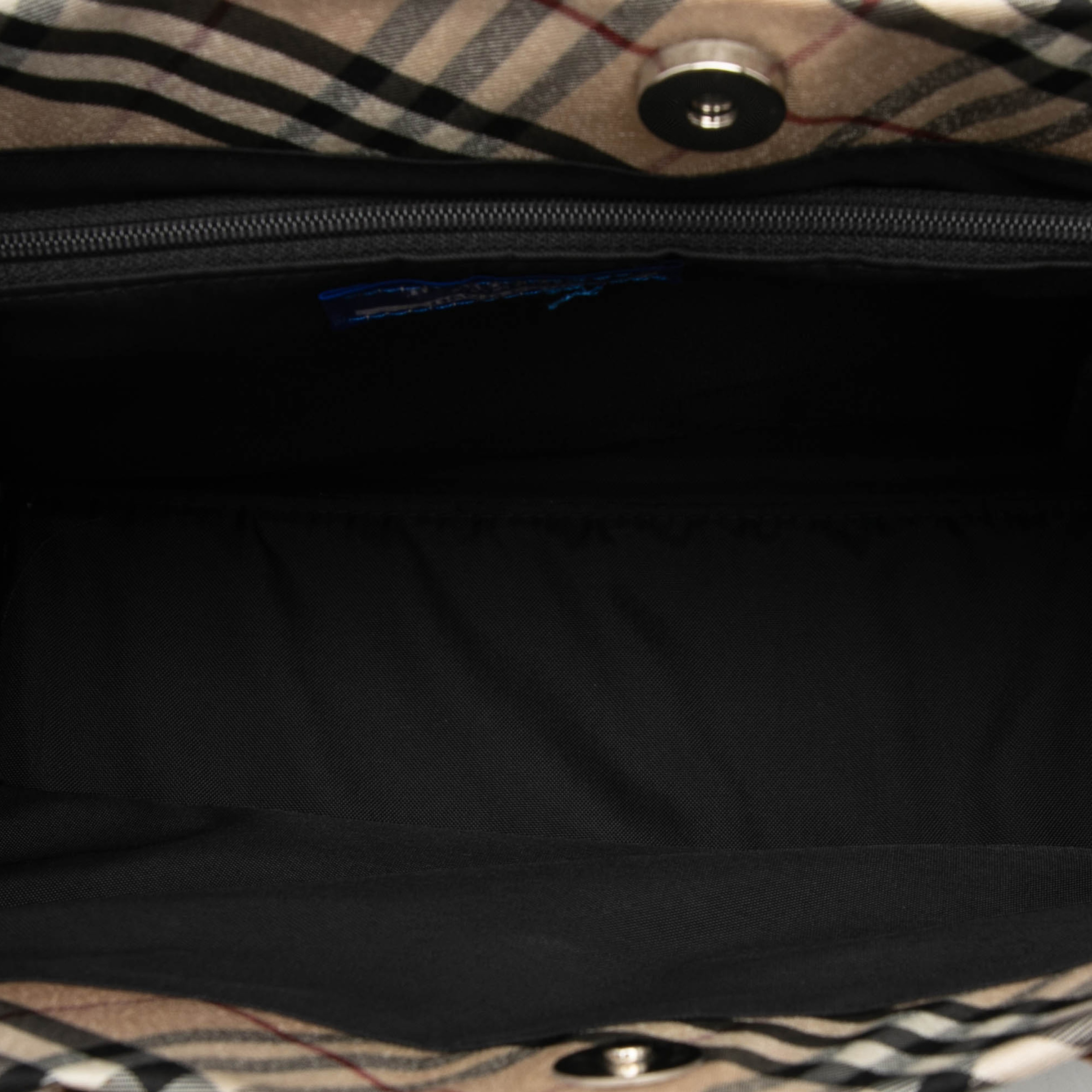 Burberry Nova Check Trimmed Denim Tote, från Luxclusif, i färgen dark blue. Klicka för att öppna bilden i stort format