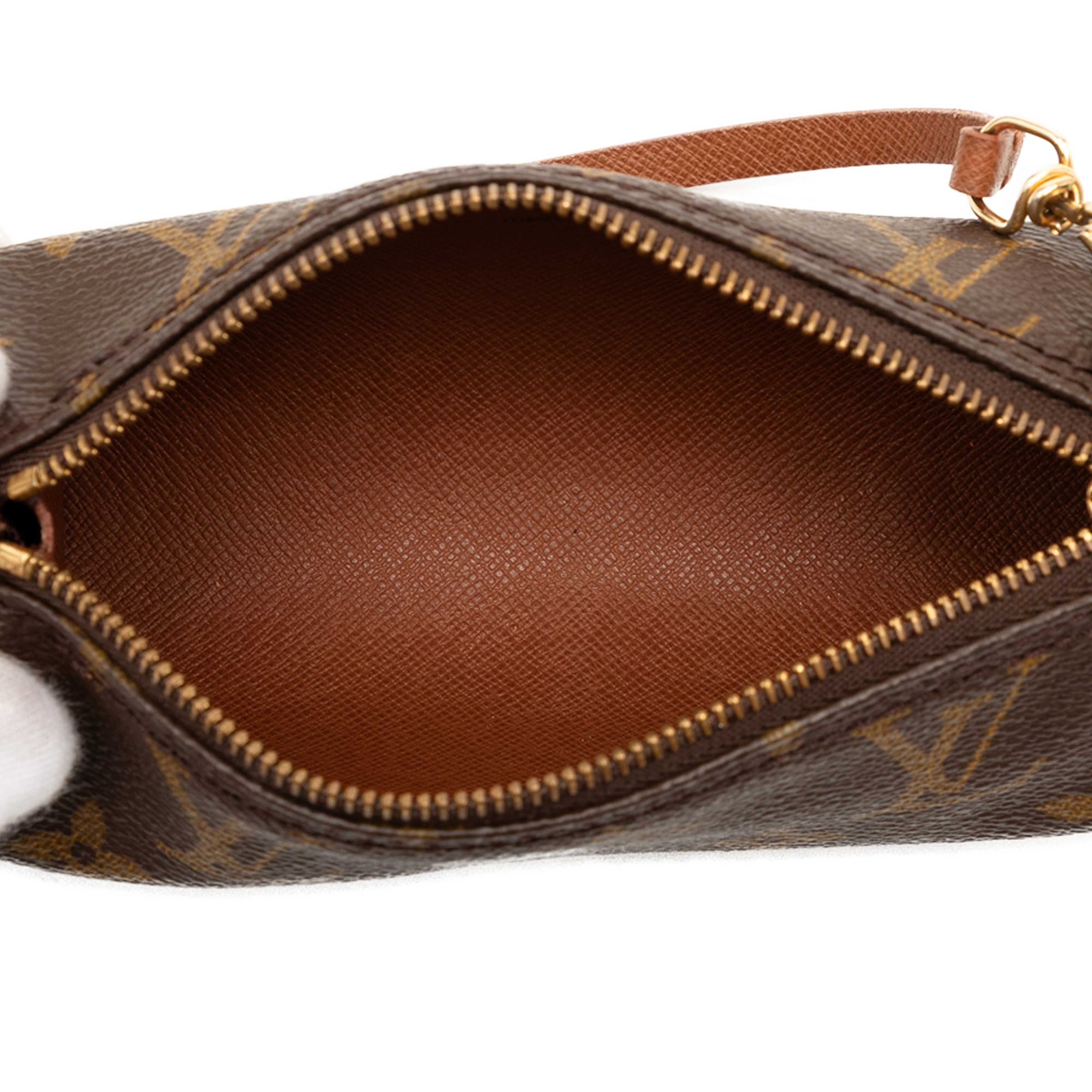 Louis Vuitton Monogram Papillon Pochette, från Luxclusif, i färgen brown. Klicka för att öppna bilden i stort format