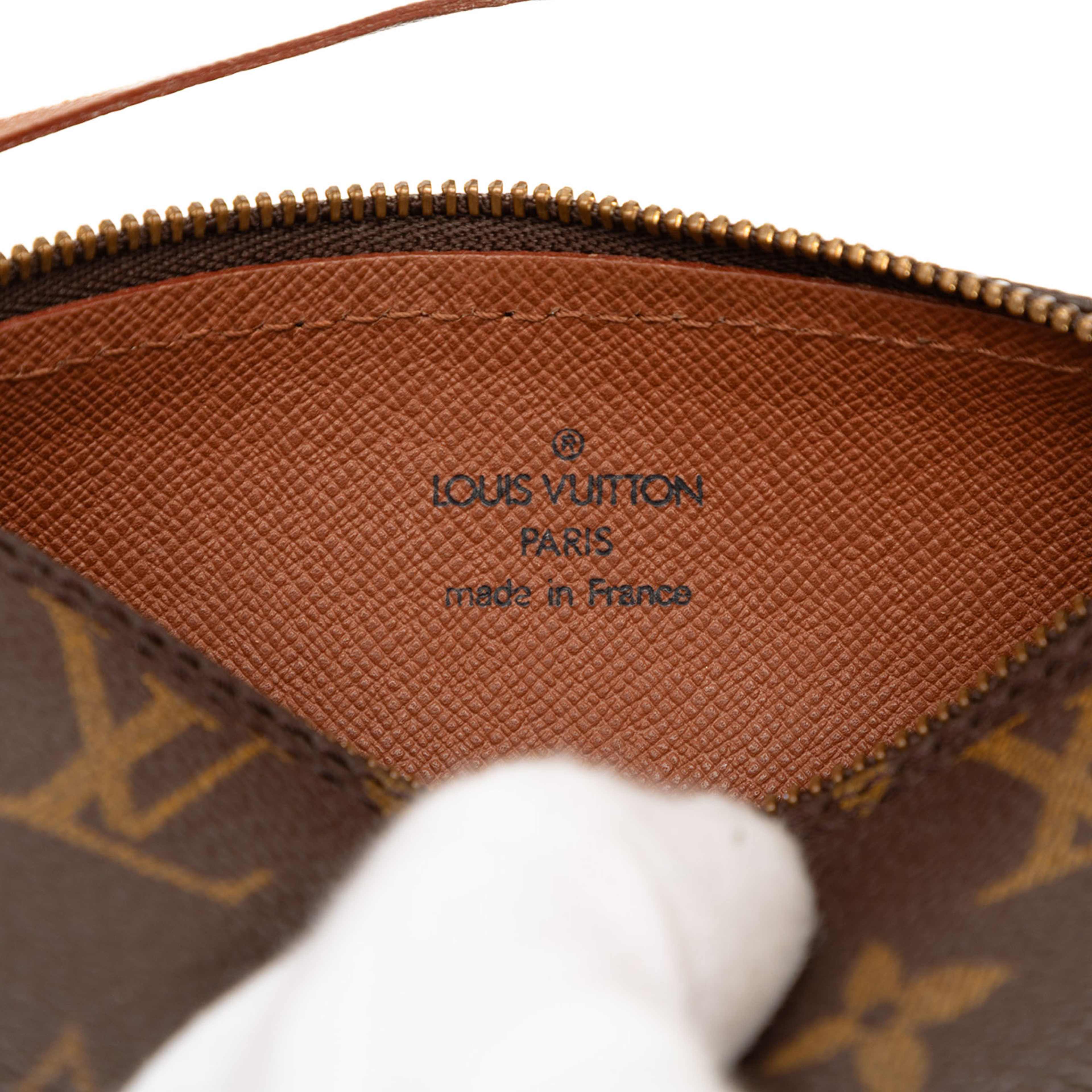Louis Vuitton Monogram Papillon Pochette, från Luxclusif, i färgen brown. Klicka för att öppna bilden i stort format