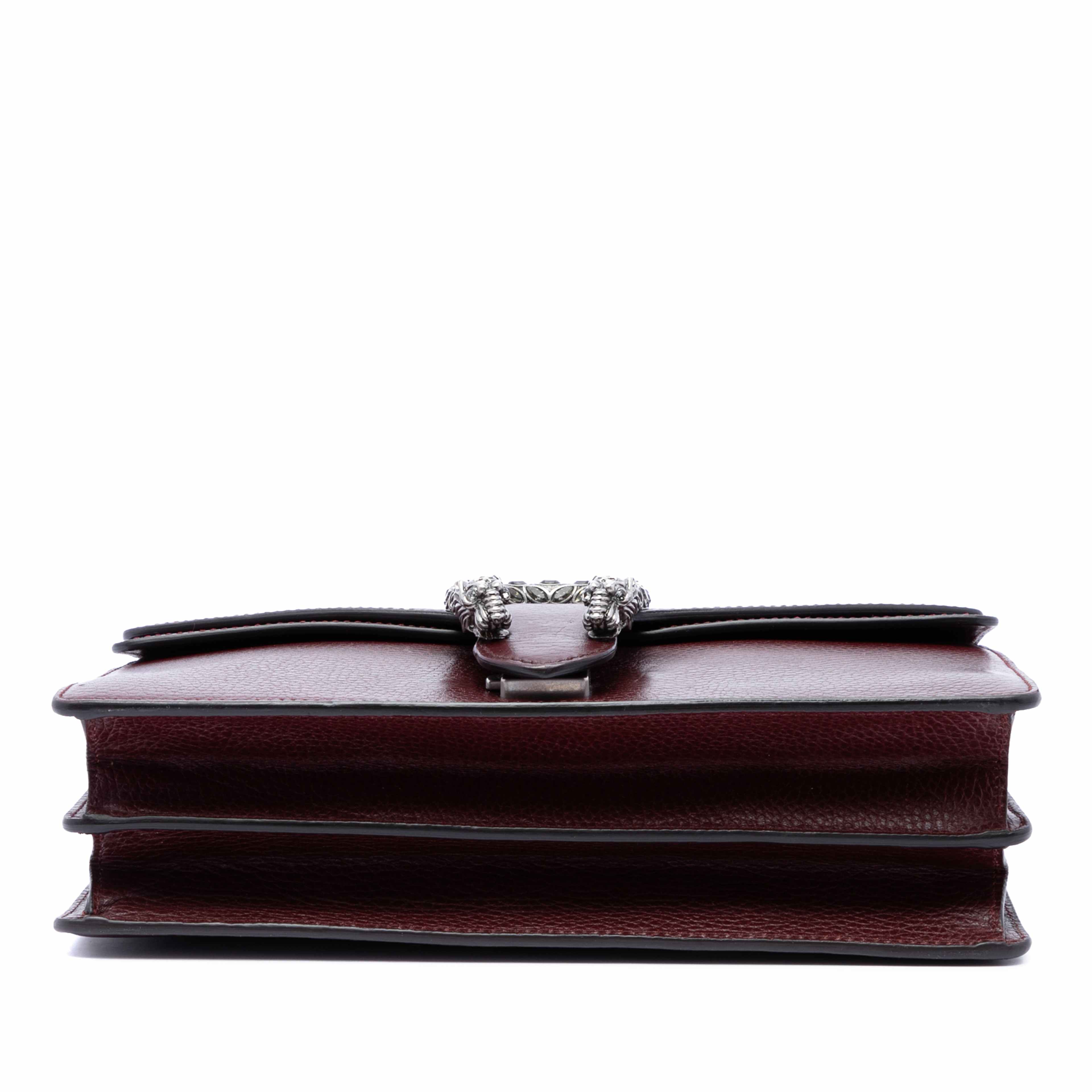 Gucci Medium Calfskin Dionysus Shoulder Bag, från Luxclusif, i färgen röd. Klicka för att öppna bilden i stort format
