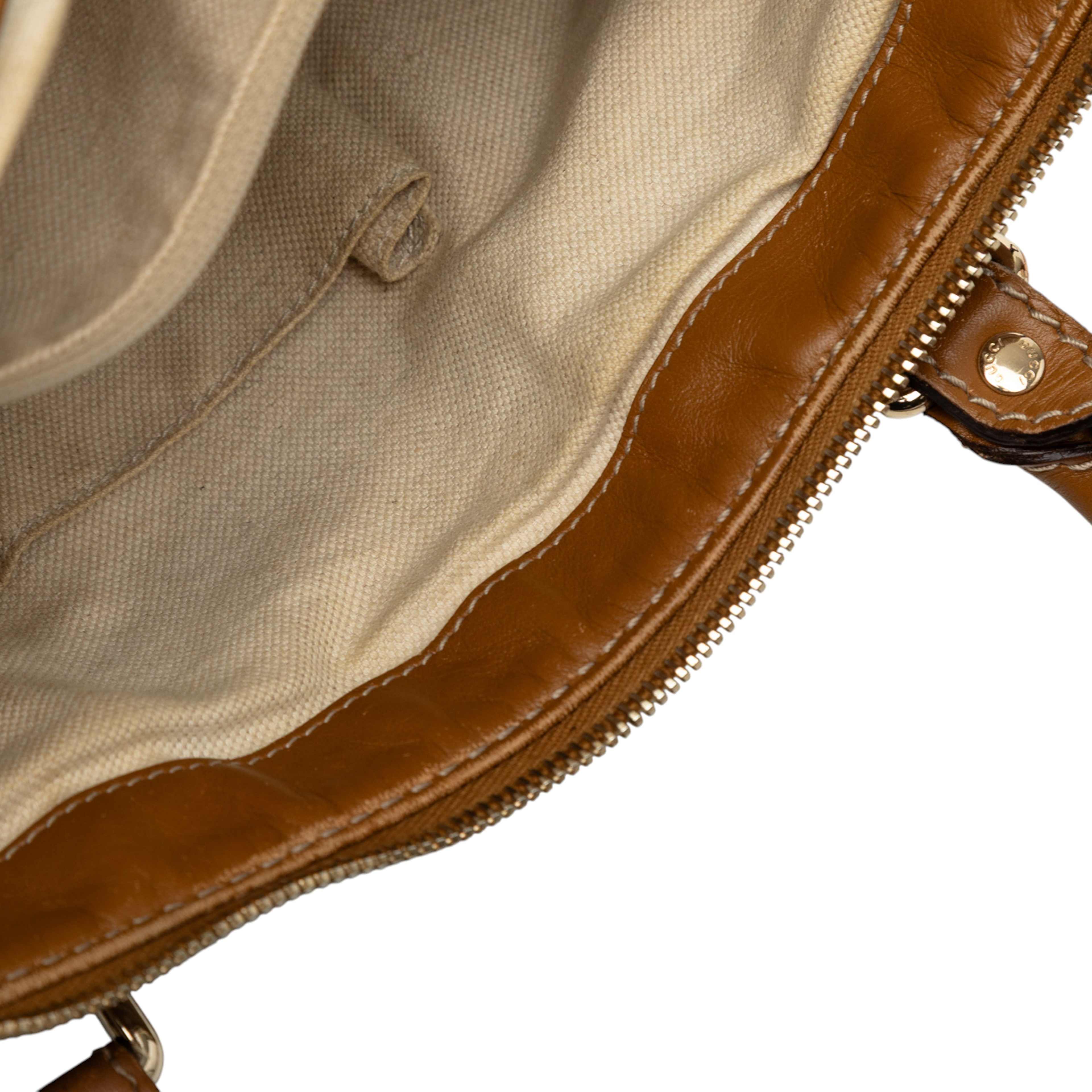 Gucci Diamante Canvas Sukey Satchel, från Luxclusif, i färgen beige. Klicka för att öppna bilden i stort format