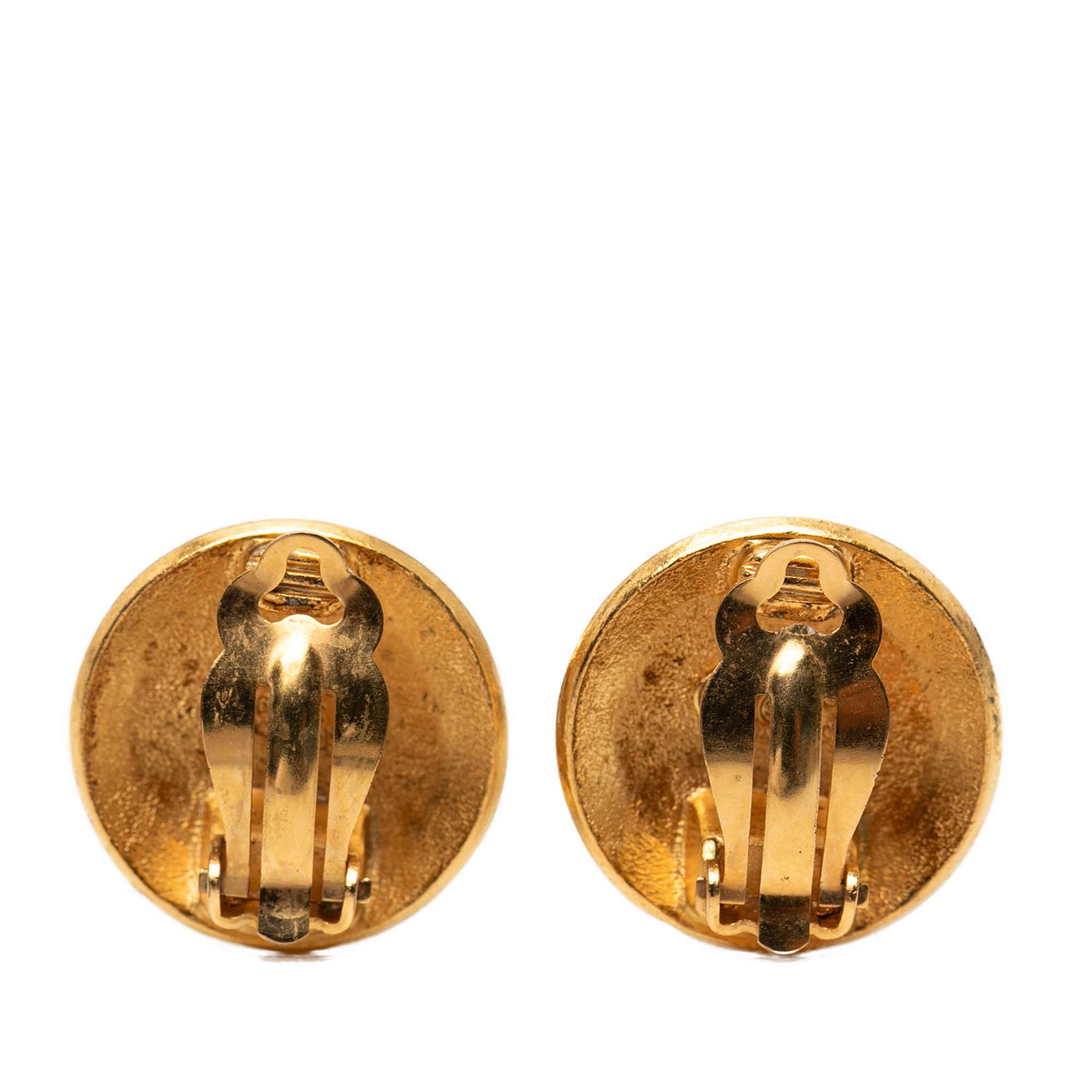 Chanel Cc Gold Plated Round Clip On Earrings, från Luxclusif, i färgen gold. Klicka för att öppna bilden i stort format