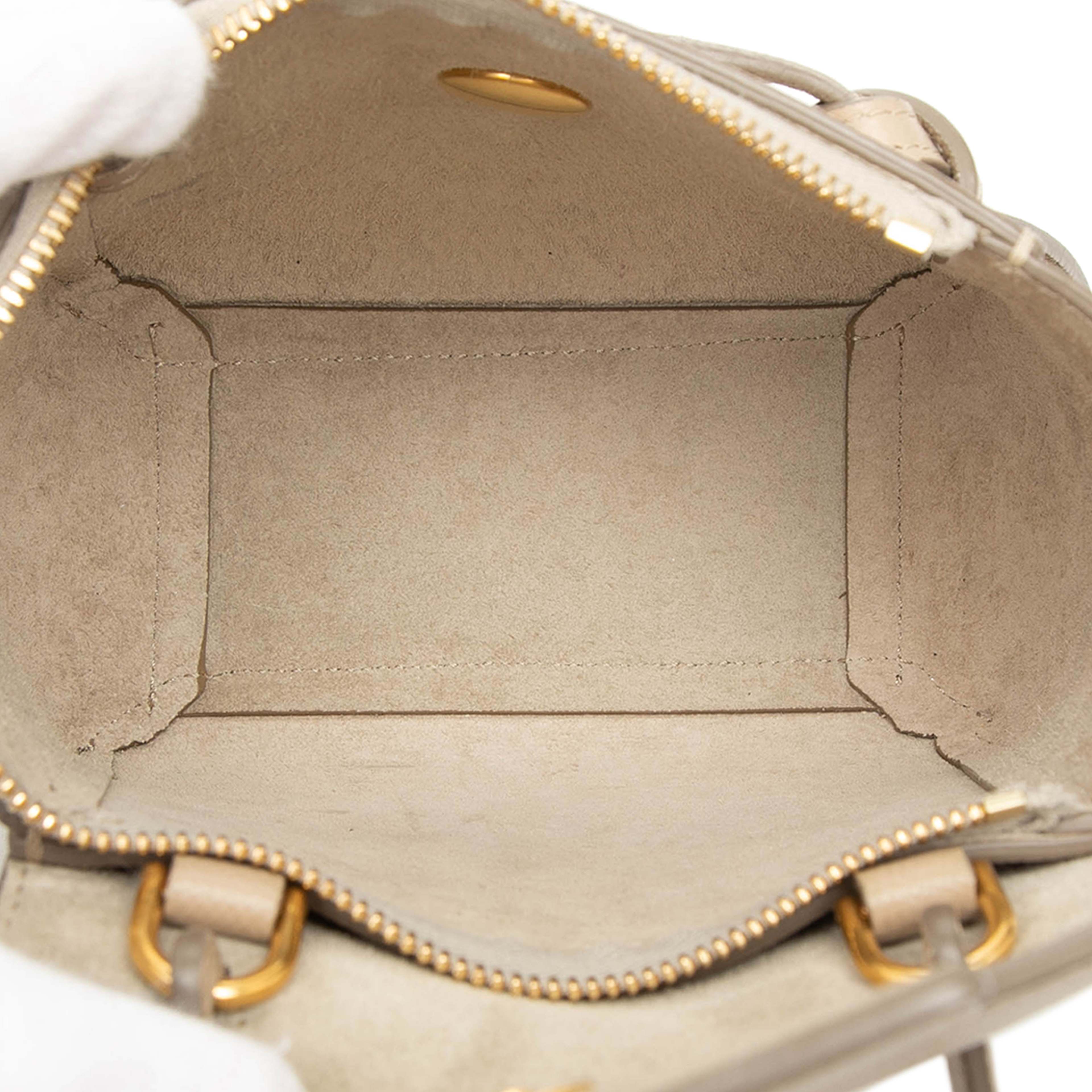 Celine Pico Grained Calfskin Belt Bag, från Luxclusif, i färgen beige. Klicka för att öppna bilden i stort format