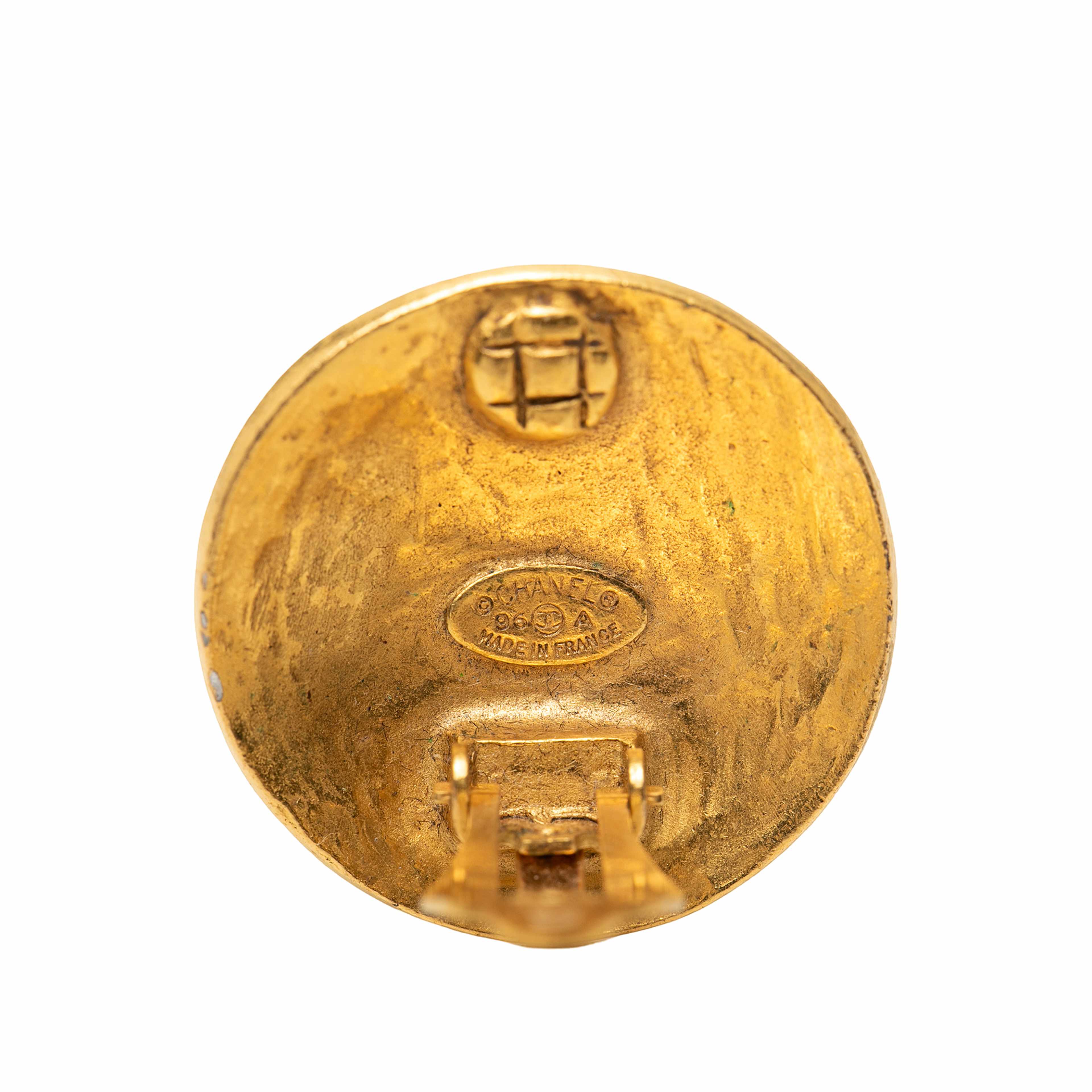 Chanel Cc Gold Plated Grapevine Round Clip On Earrings, från Luxclusif, i färgen guld. Klicka för att öppna bilden i stort format