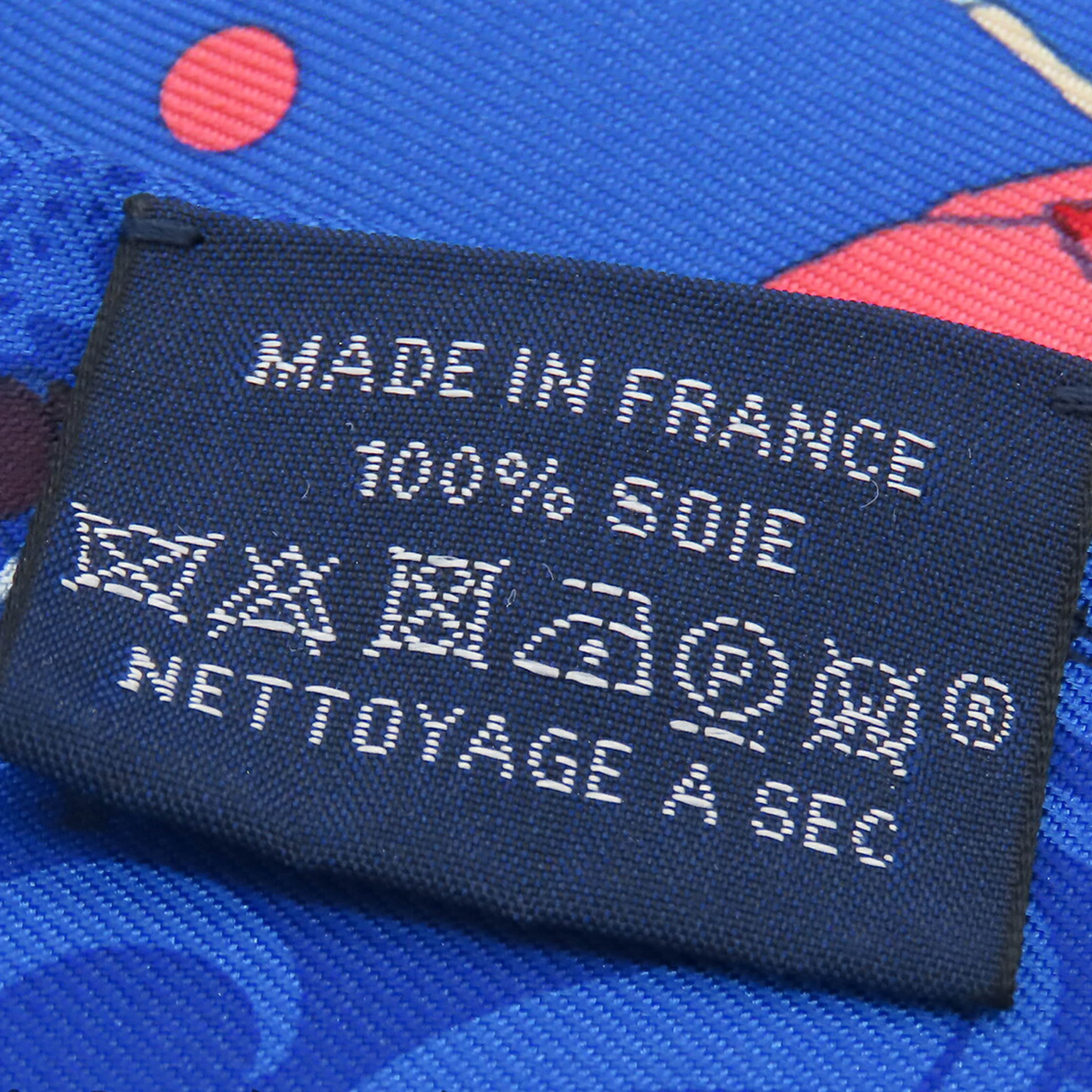 Hermès Ex Libris Les Parisiennes Silk Twilly Scarf, från Luxclusif, i färgen blå. Klicka för att öppna bilden i stort format