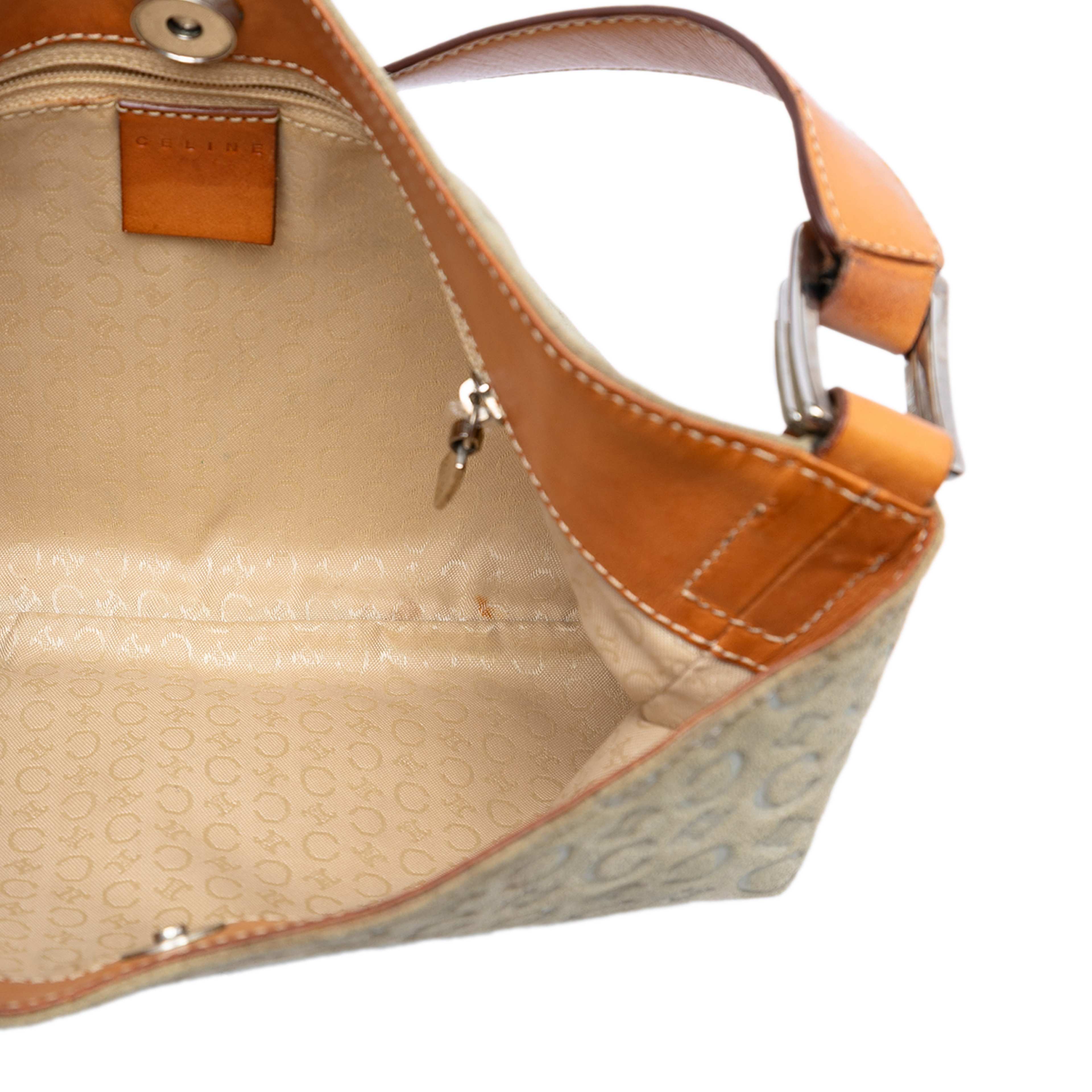Celine C Macadam Suede Shoulder Bag, från Luxclusif, i färgen brun. Klicka för att öppna bilden i stort format