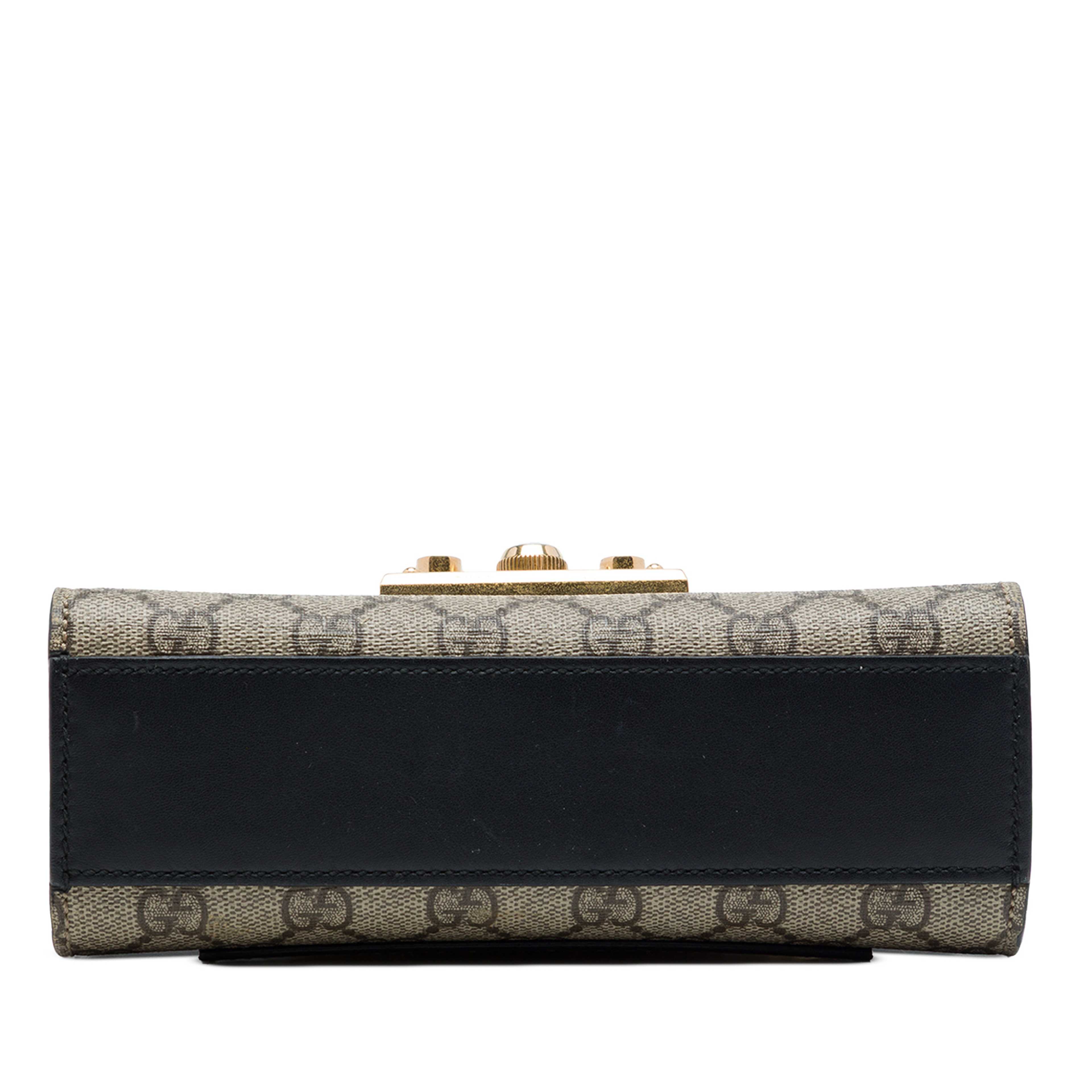 Gucci Small Gg Supreme Padlock Crossbody, från Luxclusif, i färgen beige. Klicka för att öppna bilden i stort format