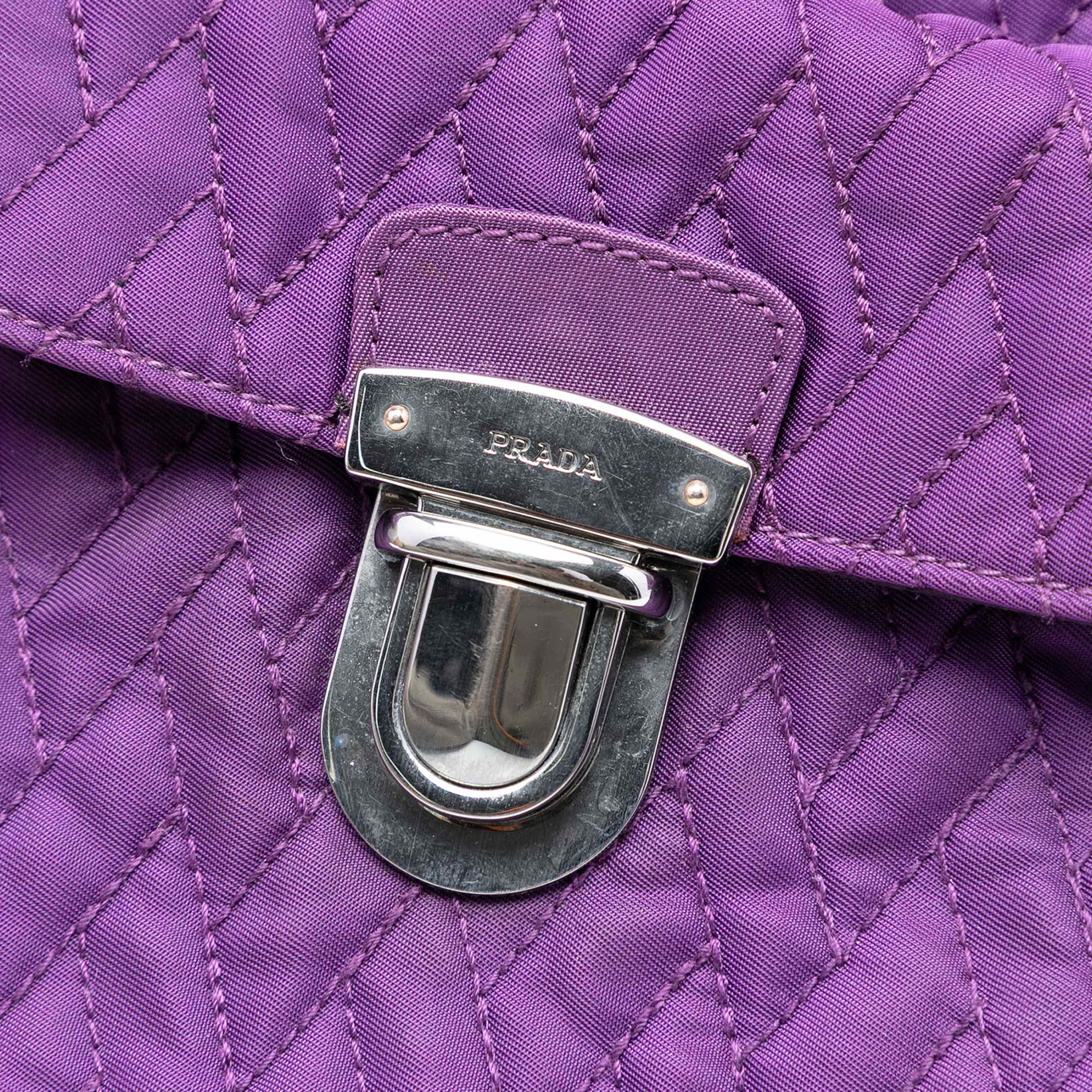 Prada Impuntu Tessuto Chain Tote, från Luxclusif, i färgen purpur. Klicka för att öppna bilden i stort format