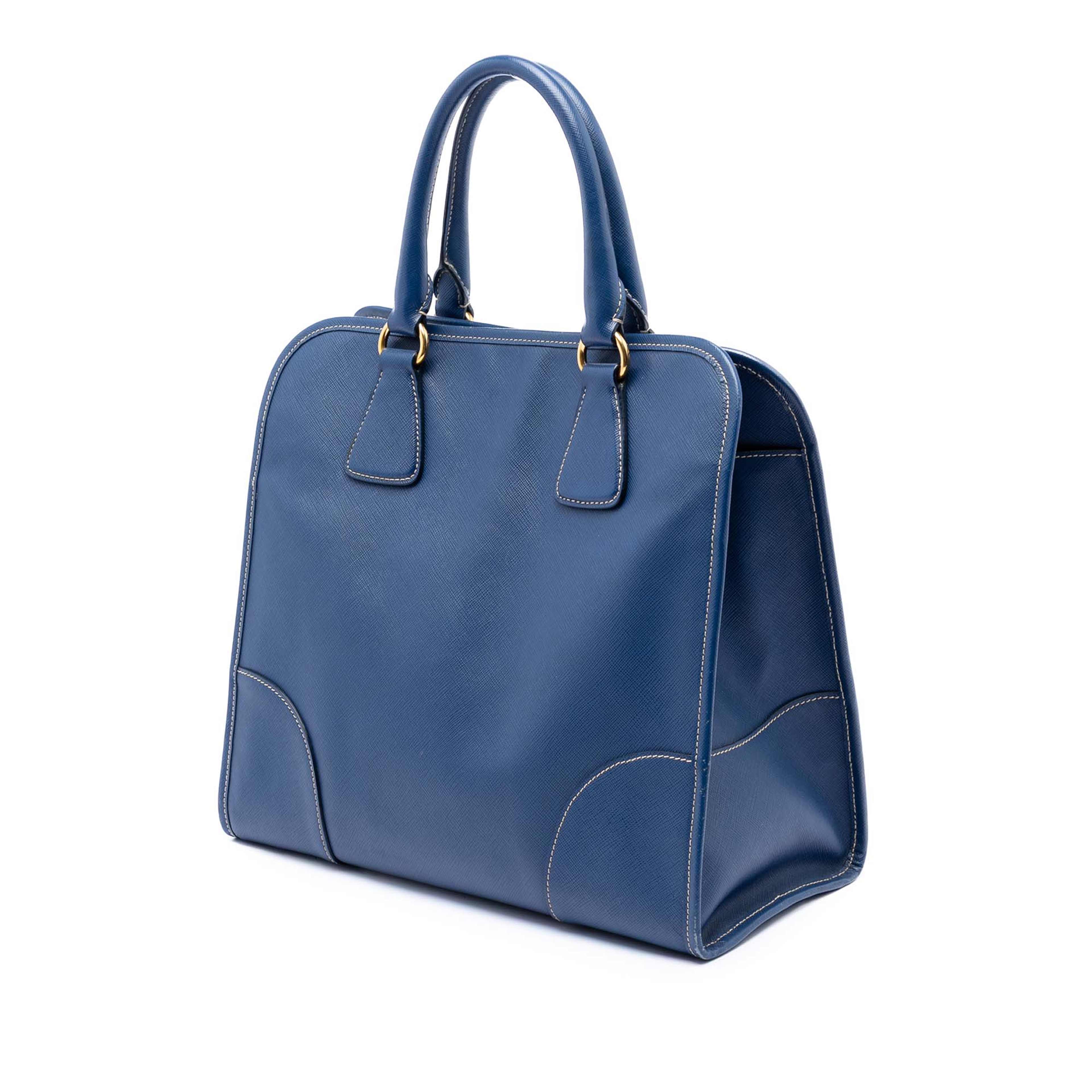 Prada Saffiano Lux Shopping Tote, från Luxclusif, i färgen blå. Klicka för att öppna bilden i stort format