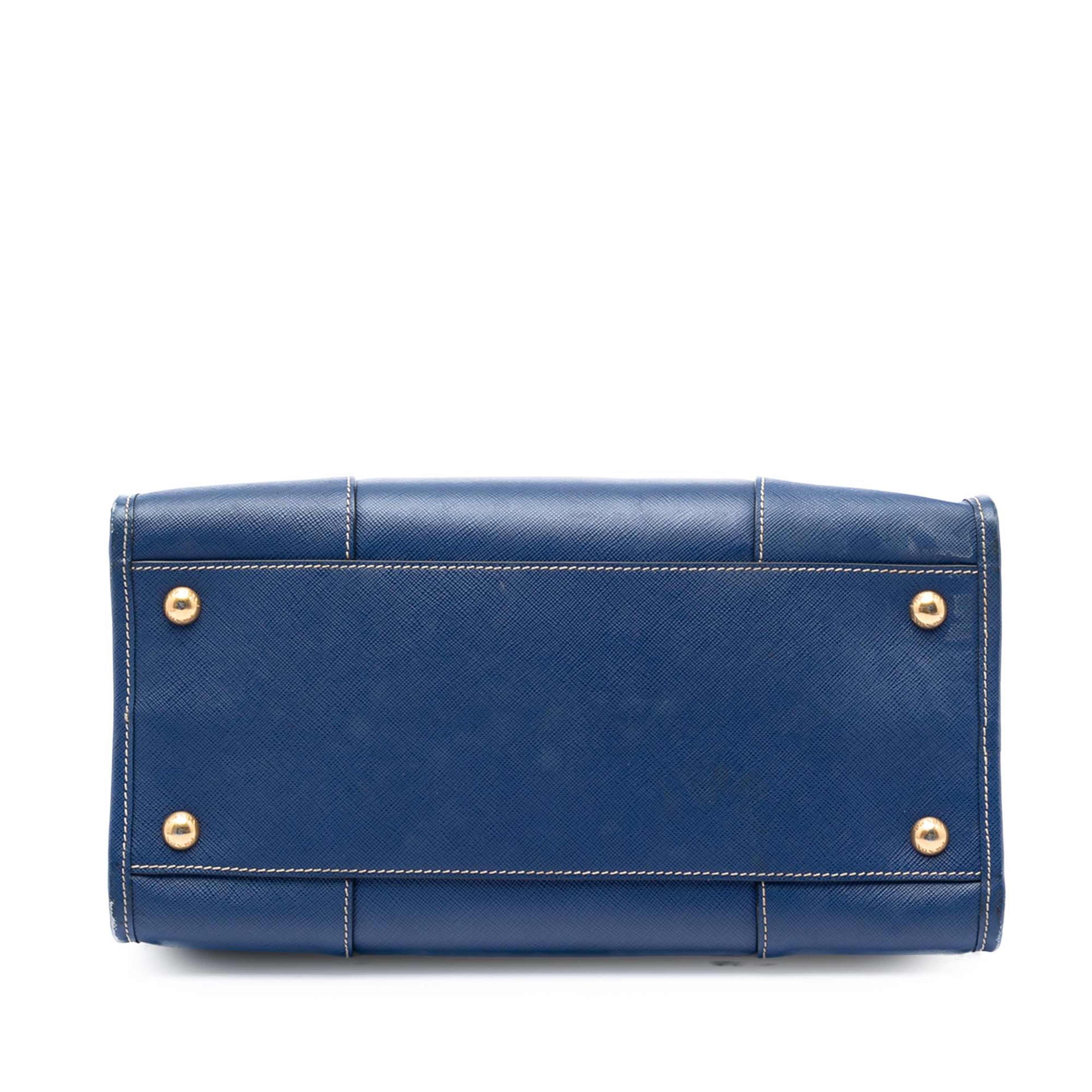 Prada Saffiano Lux Shopping Tote, från Luxclusif, i färgen blue. Klicka för att öppna bilden i stort format