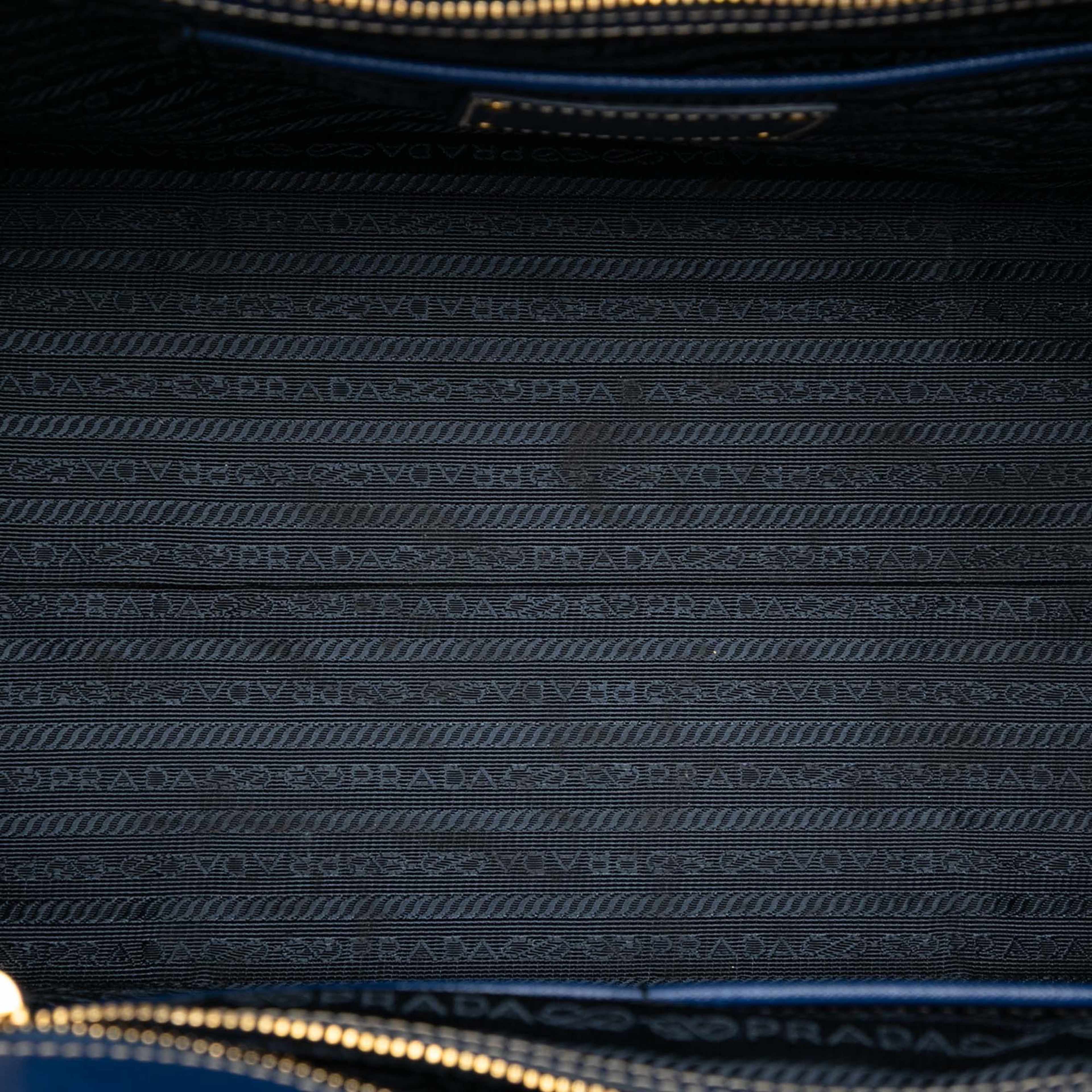 Prada Saffiano Lux Shopping Tote, från Luxclusif, i färgen blue. Klicka för att öppna bilden i stort format