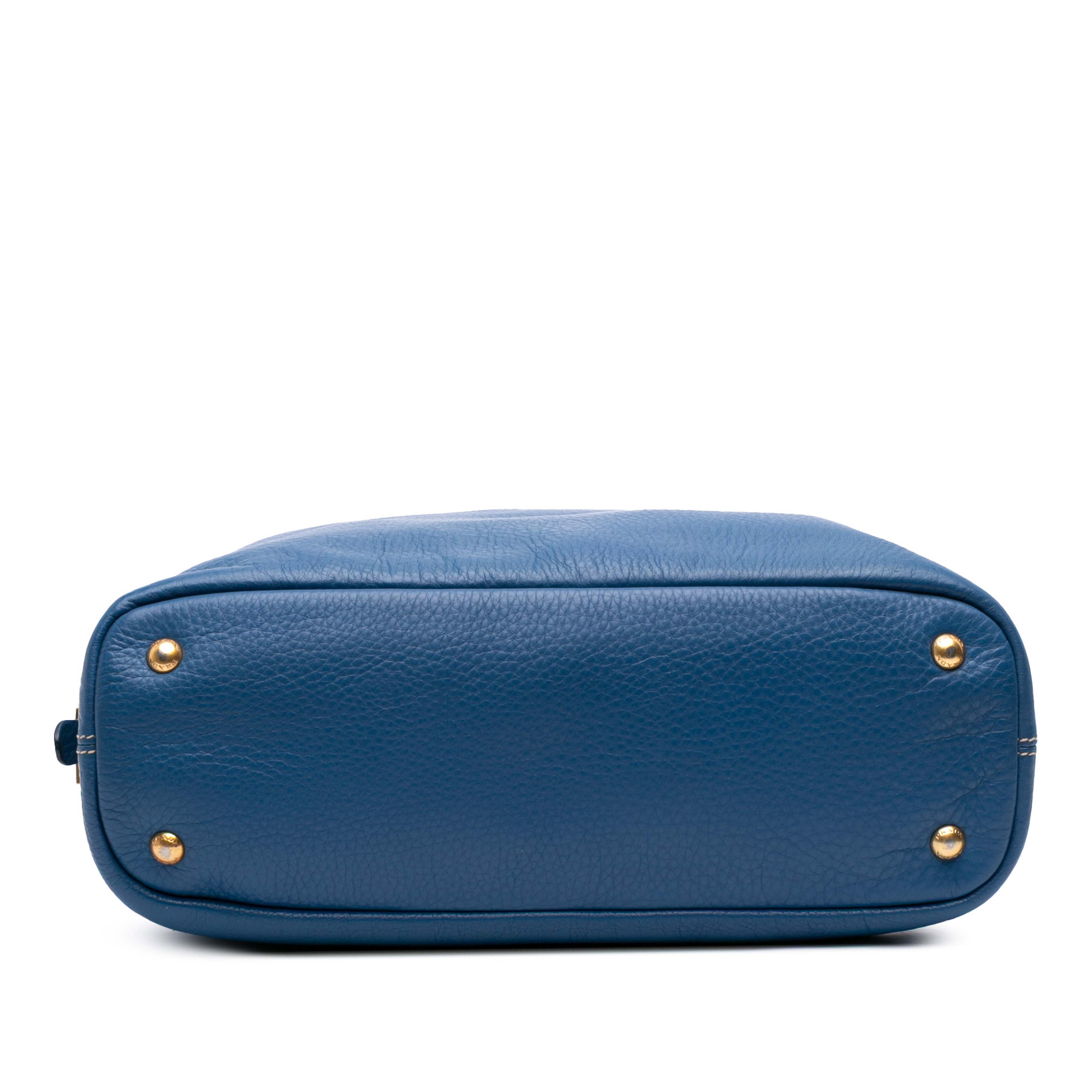 Prada Vitello Daino Side Zip Shopper Tote, från Luxclusif, i färgen blue. Klicka för att öppna bilden i stort format