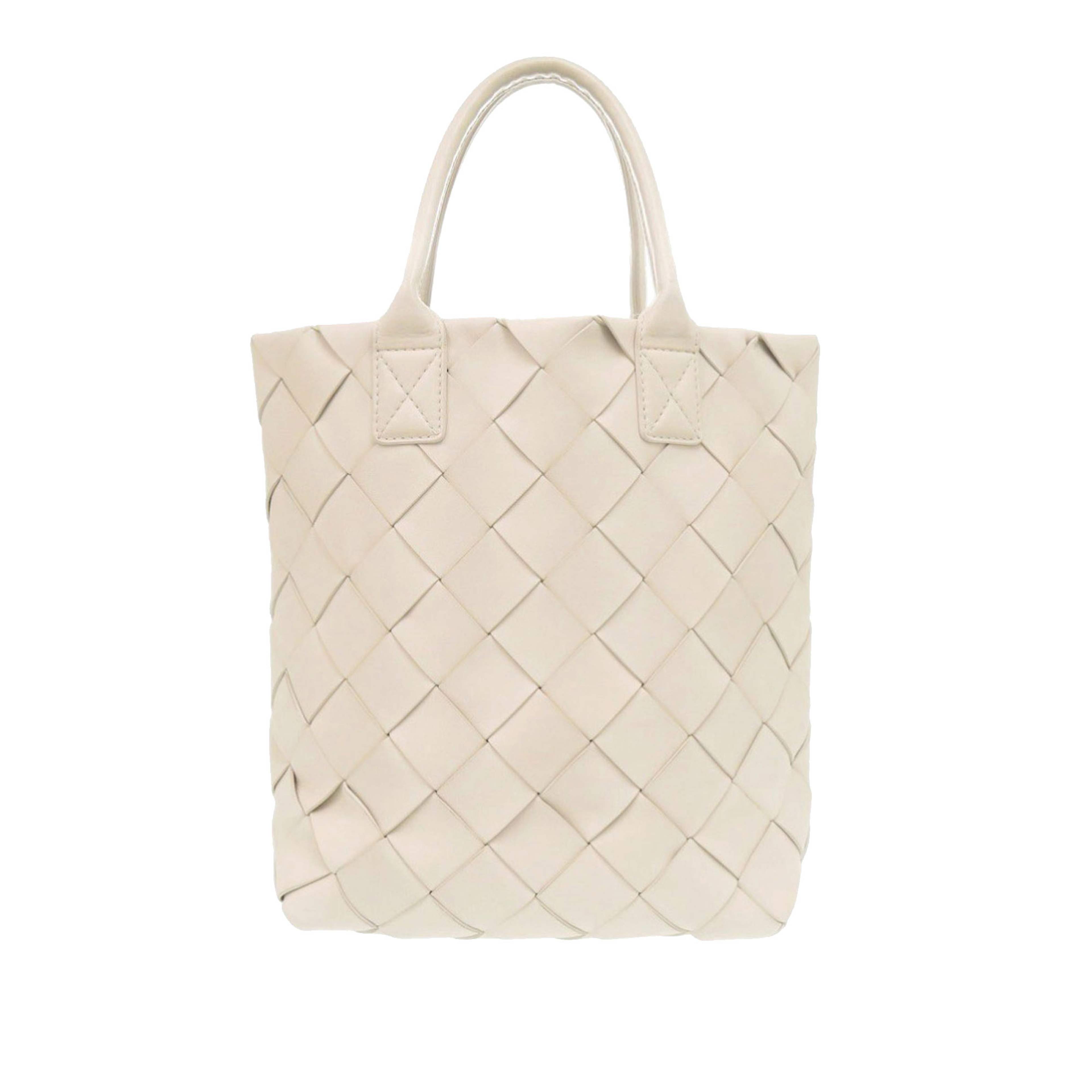 Bottega Veneta Lambskin Maxi Intrecciato Cabat Tote 30, från Luxclusif, i färgen ivory. Klicka för att öppna bilden i stort format