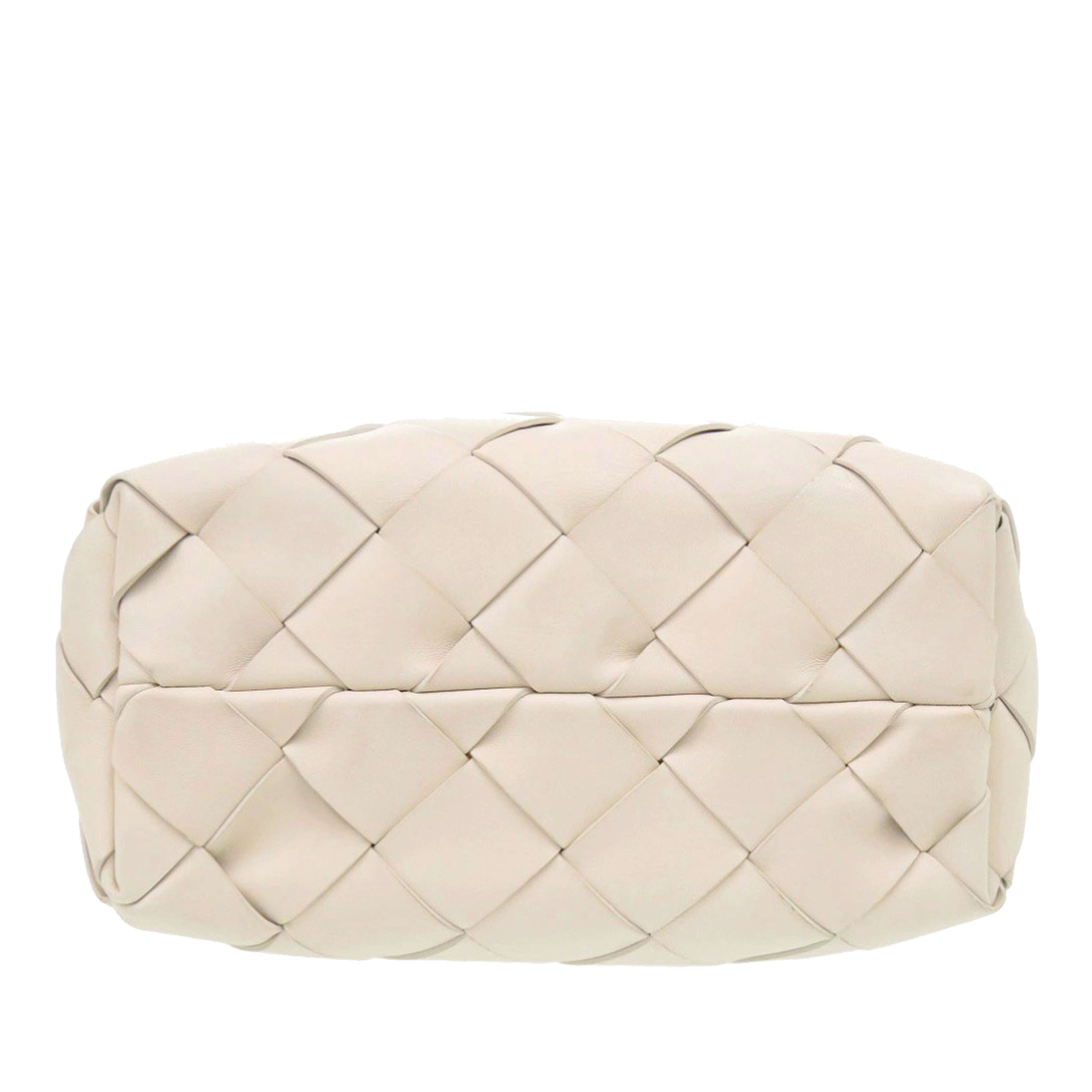 Bottega Veneta Lambskin Maxi Intrecciato Cabat Tote 30, från Luxclusif, i färgen vit. Klicka för att öppna bilden i stort format