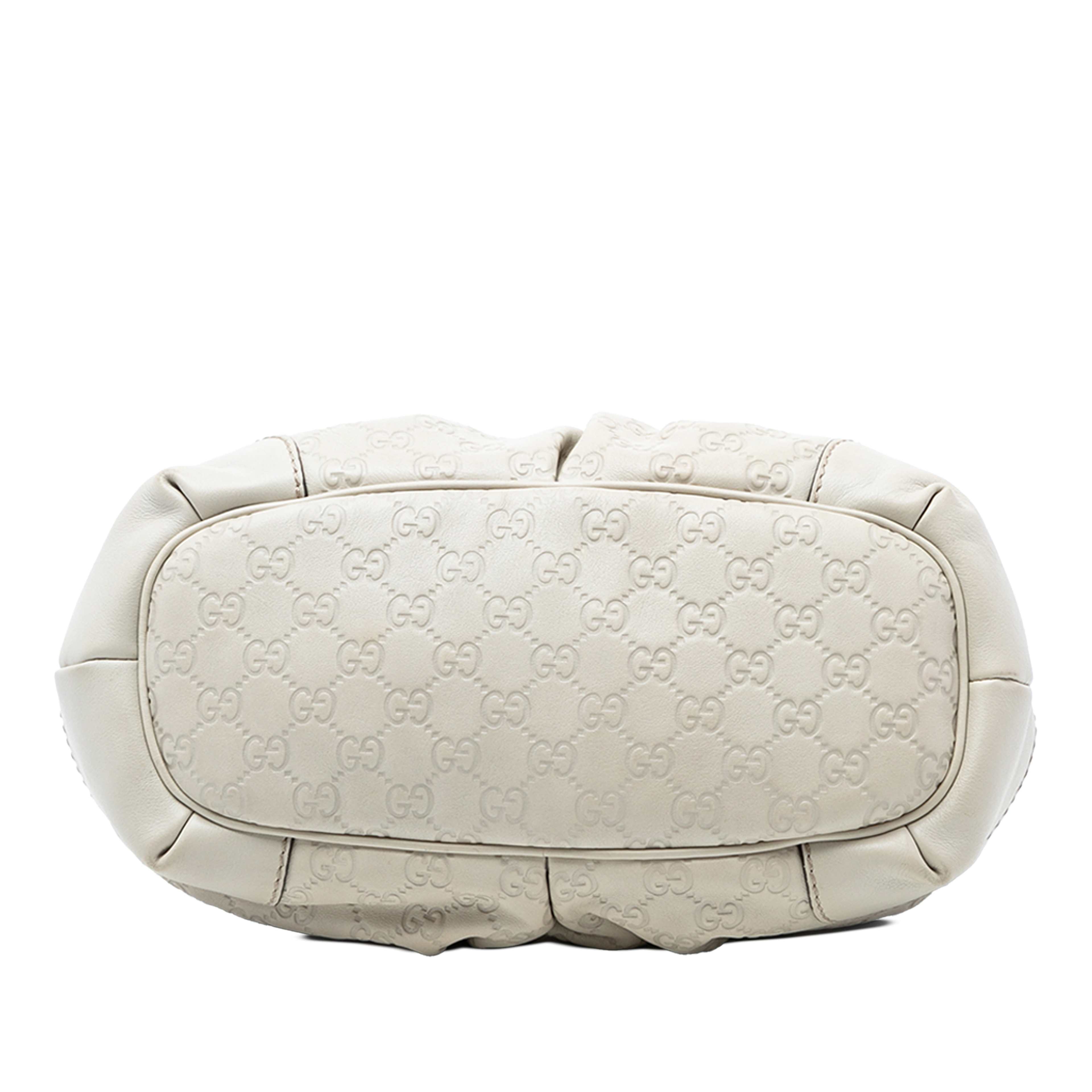 Gucci Guccissima Sukey Satchel, från Luxclusif, i färgen ivory. Klicka för att öppna bilden i stort format