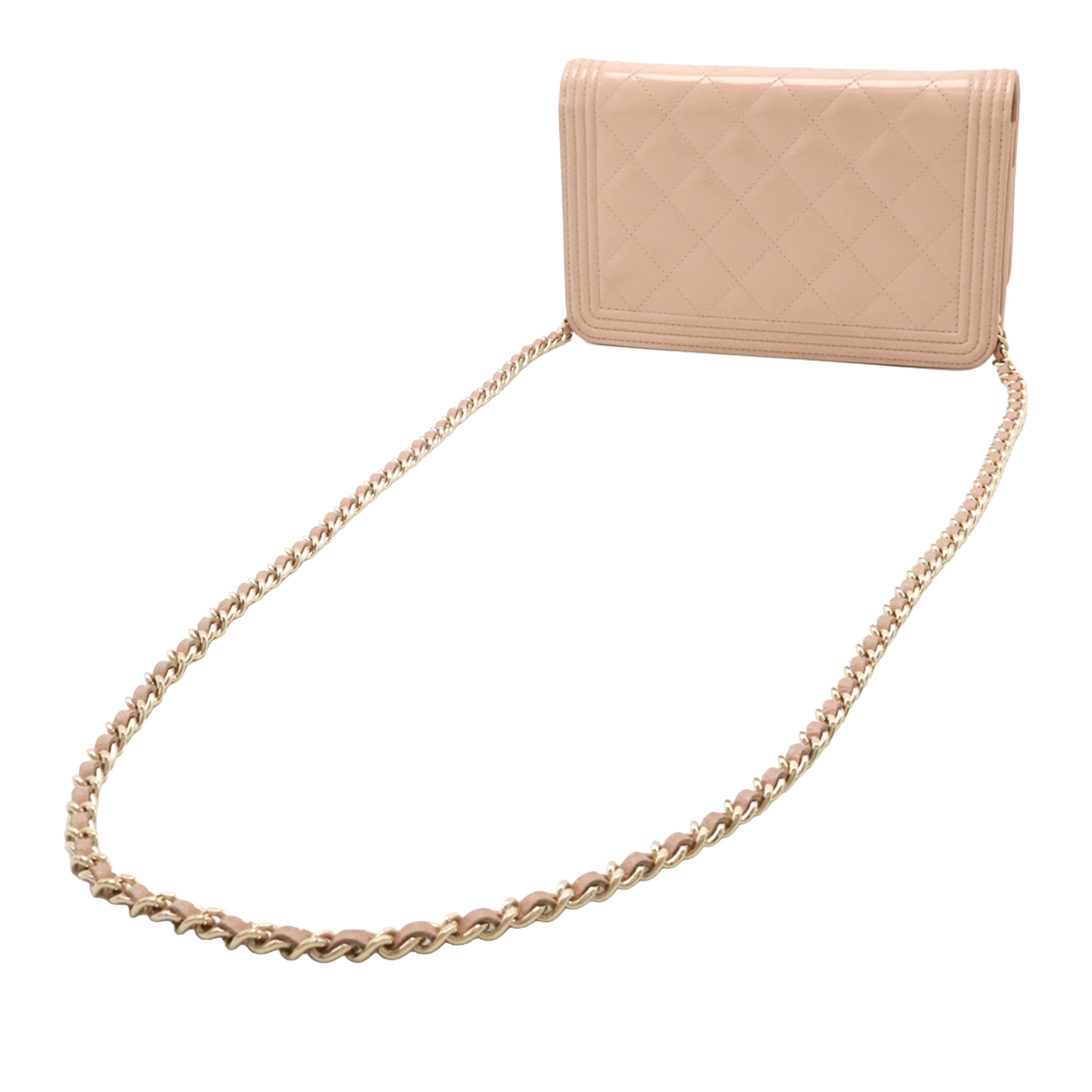 Chanel Quilted Patent Boy Wallet On Chain, från Luxclusif, i färgen rosa. Klicka för att öppna bilden i stort format