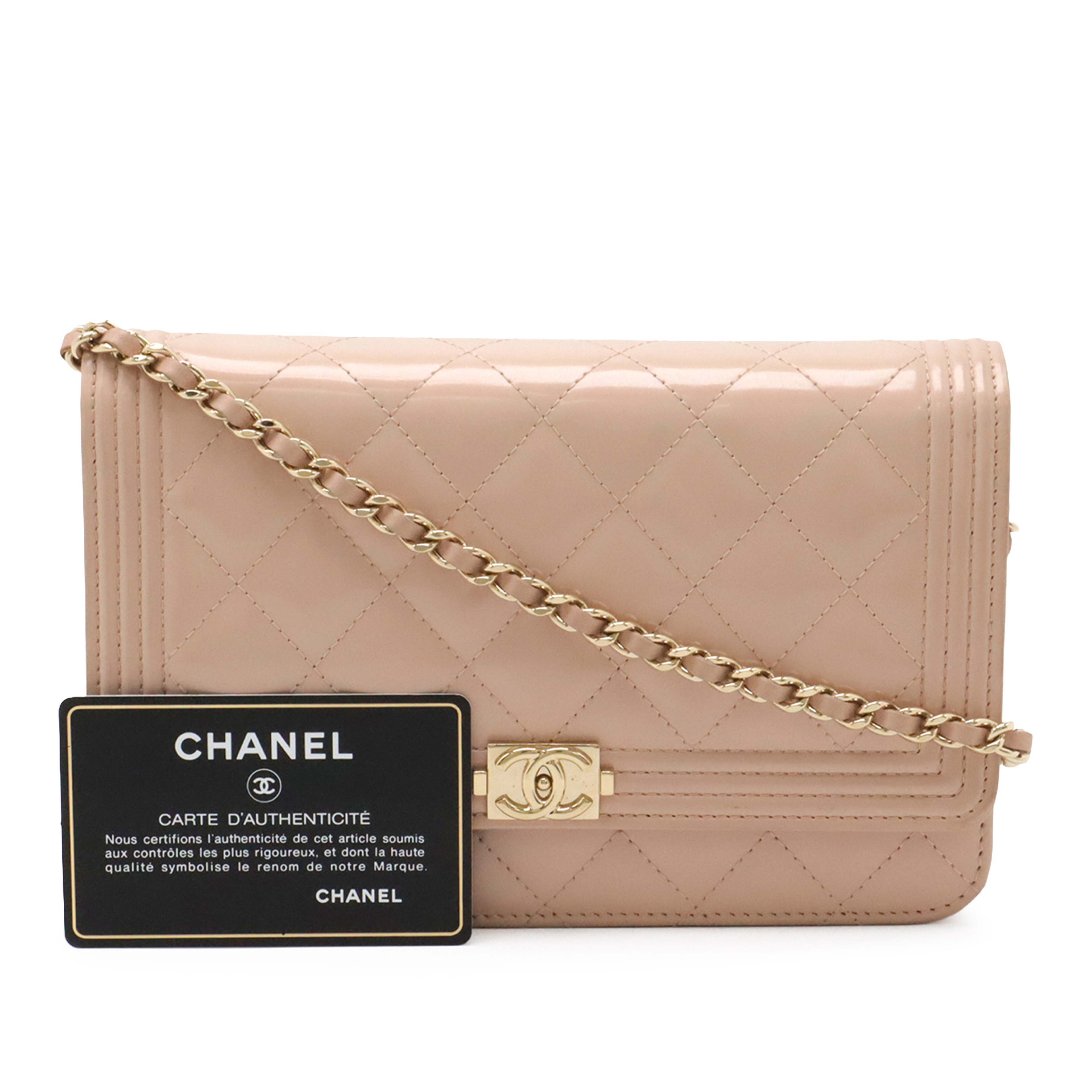 Chanel Quilted Patent Boy Wallet On Chain, från Luxclusif, i färgen rosa. Klicka för att öppna bilden i stort format