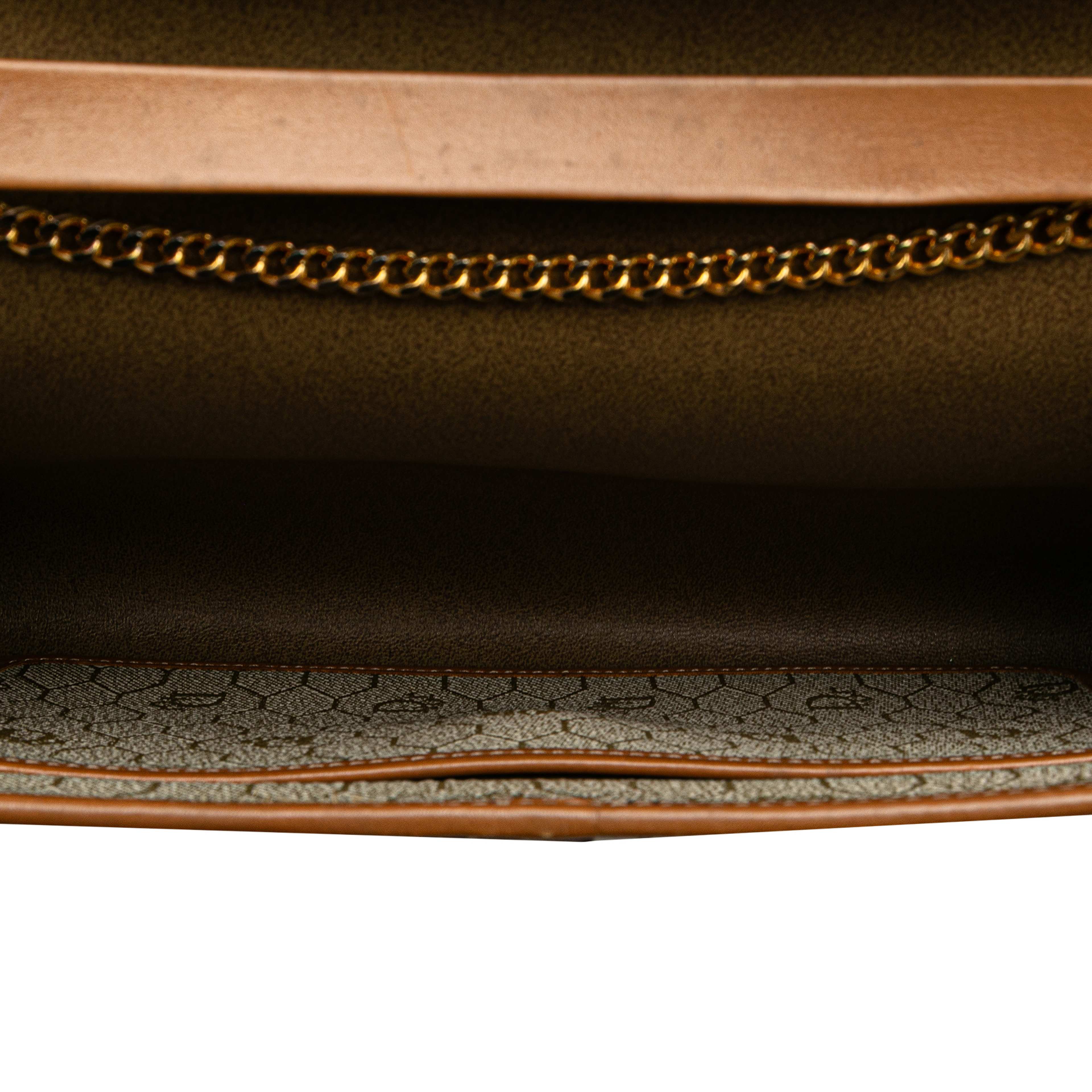 Dior Honeycomb Coated Canvas Chain Shoulder Bag, från Luxclusif, i färgen beige. Klicka för att öppna bilden i stort format