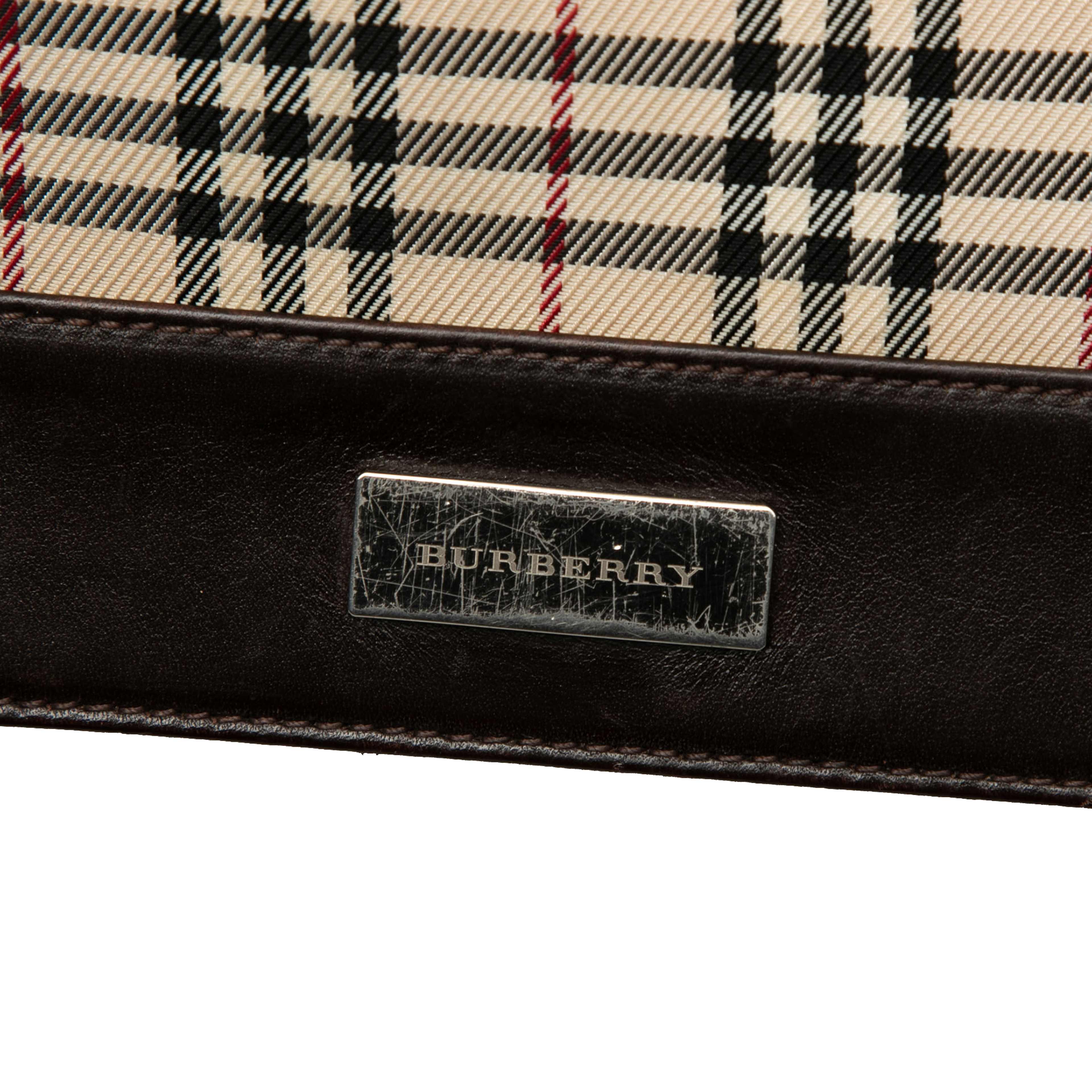 Burberry House Check Canvas Flap Crossbody, från Luxclusif, i färgen beige. Klicka för att öppna bilden i stort format