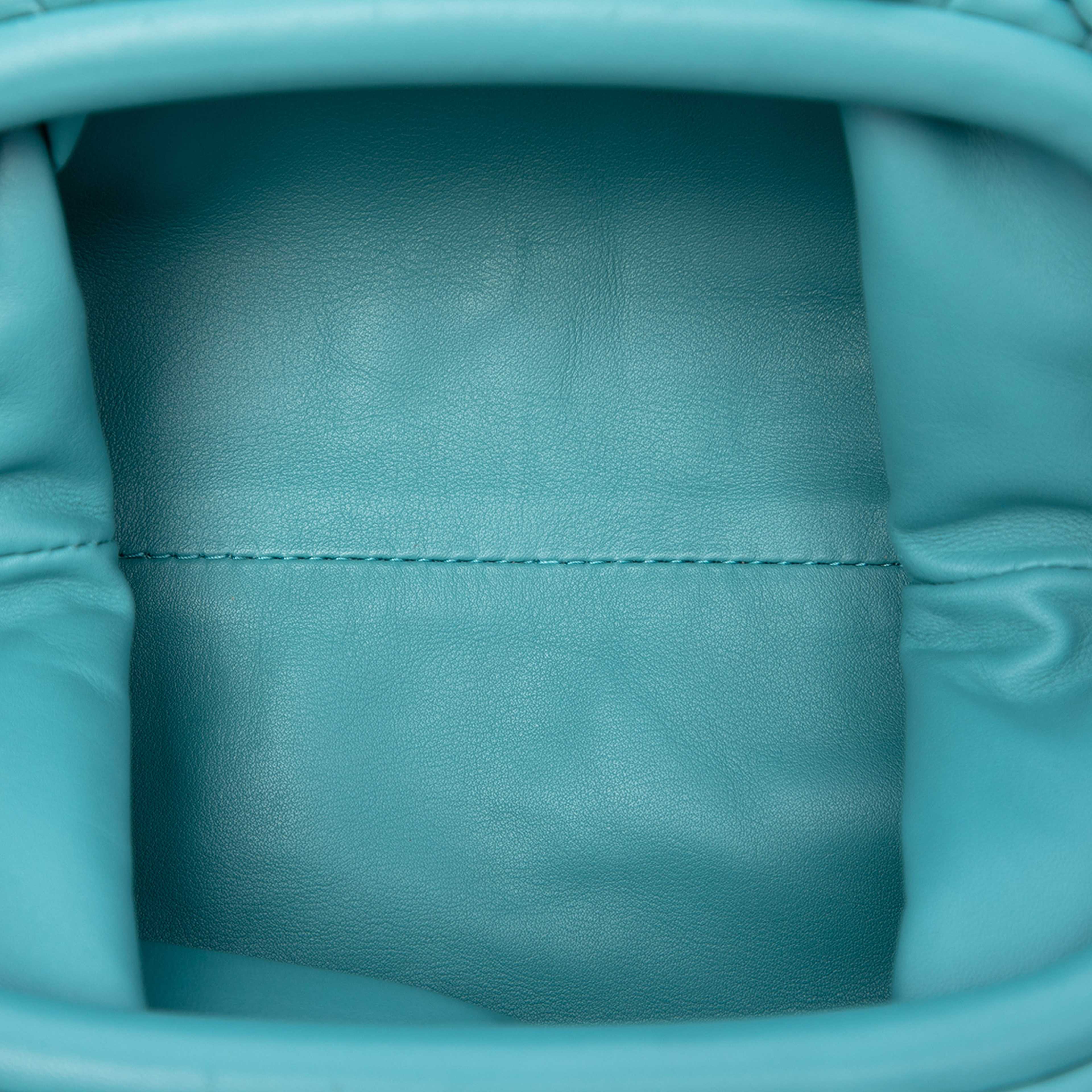 Bottega Veneta Lambskin The Mini Pouch Crossbody, från Luxclusif, i färgen blå. Klicka för att öppna bilden i stort format