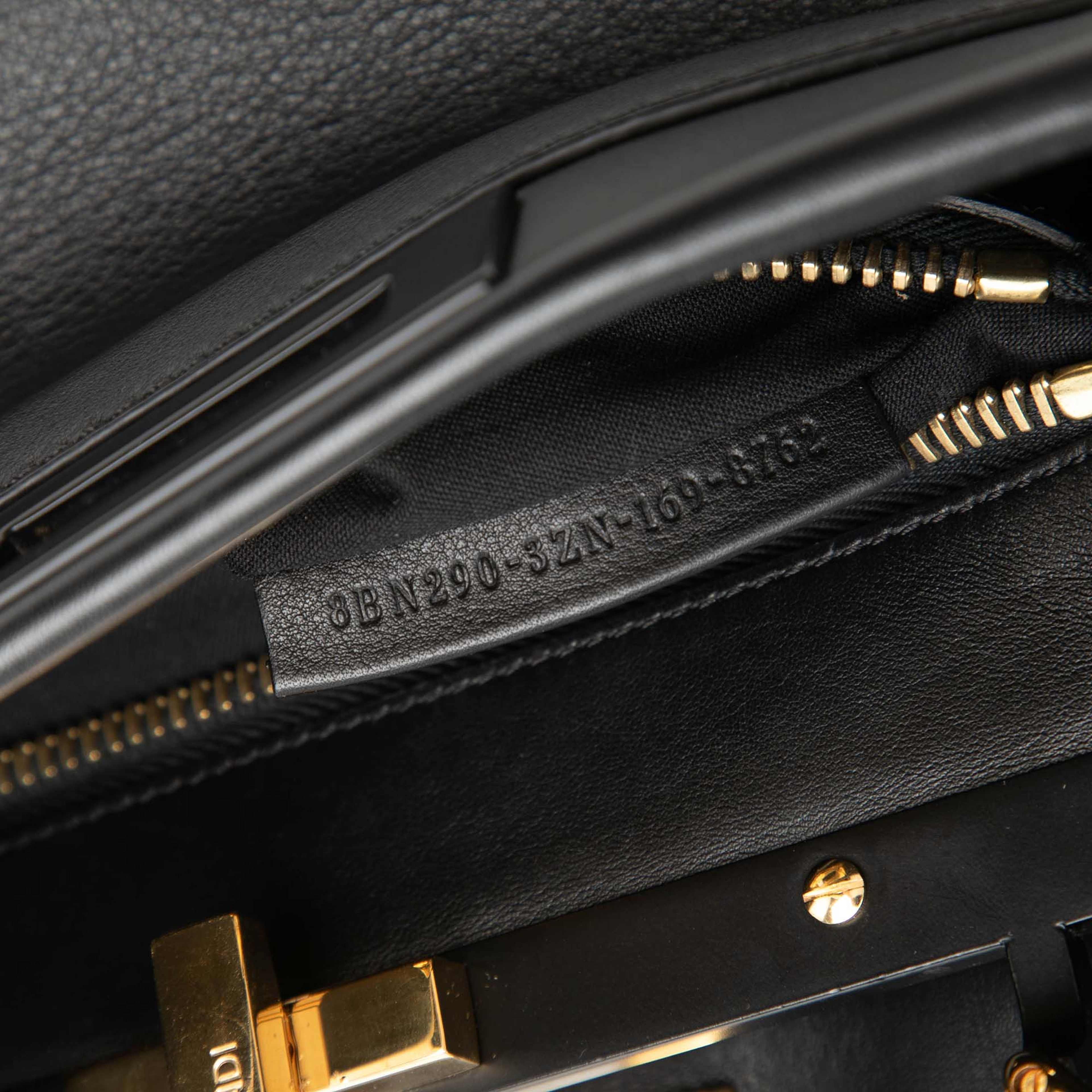 Fendi Medium Leather Selleria Peekaboo Iconic Satchel, från Luxclusif, i färgen black. Klicka för att öppna bilden i stort format