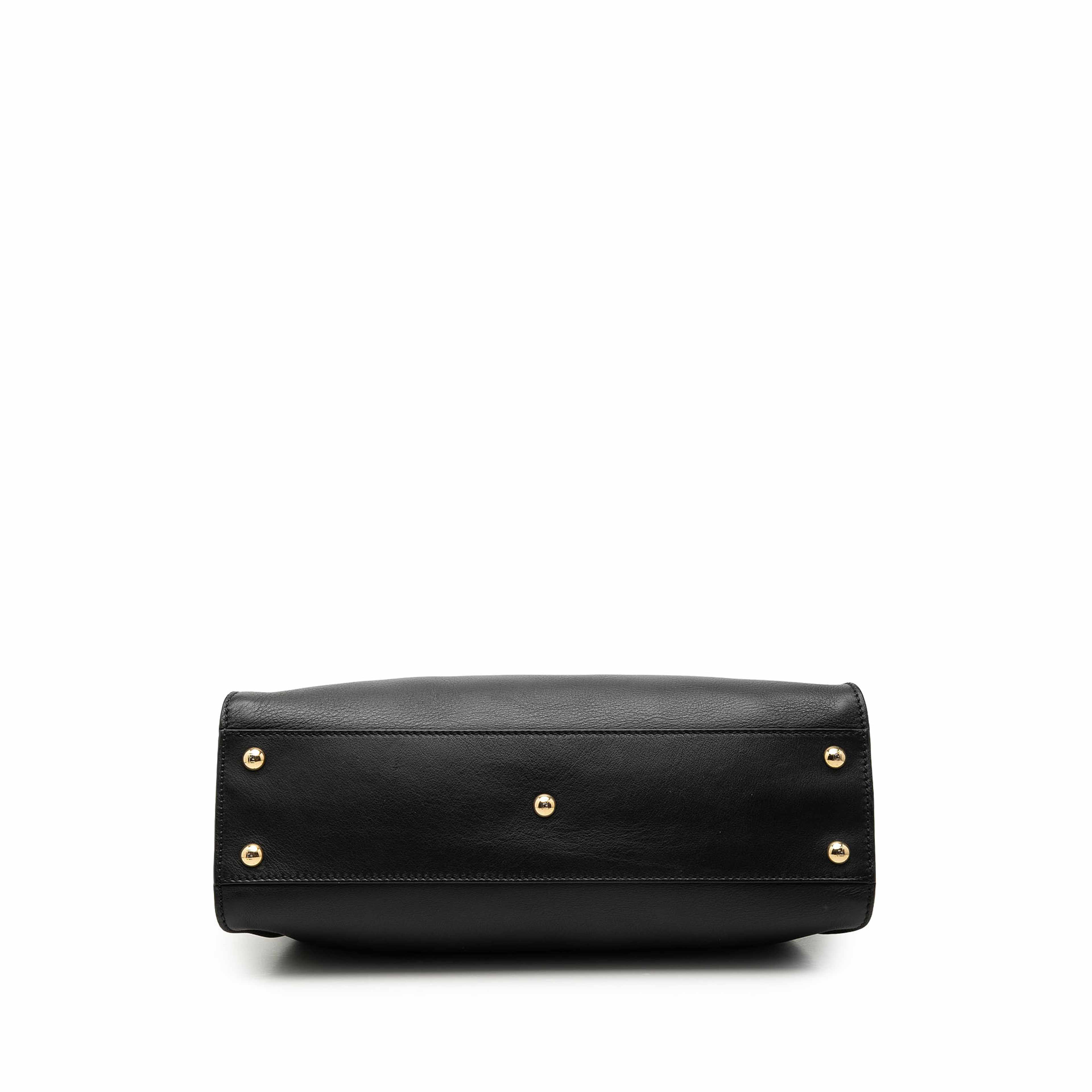 Fendi Medium Leather Selleria Peekaboo Iconic Satchel, från Luxclusif, i färgen black. Klicka för att öppna bilden i stort format