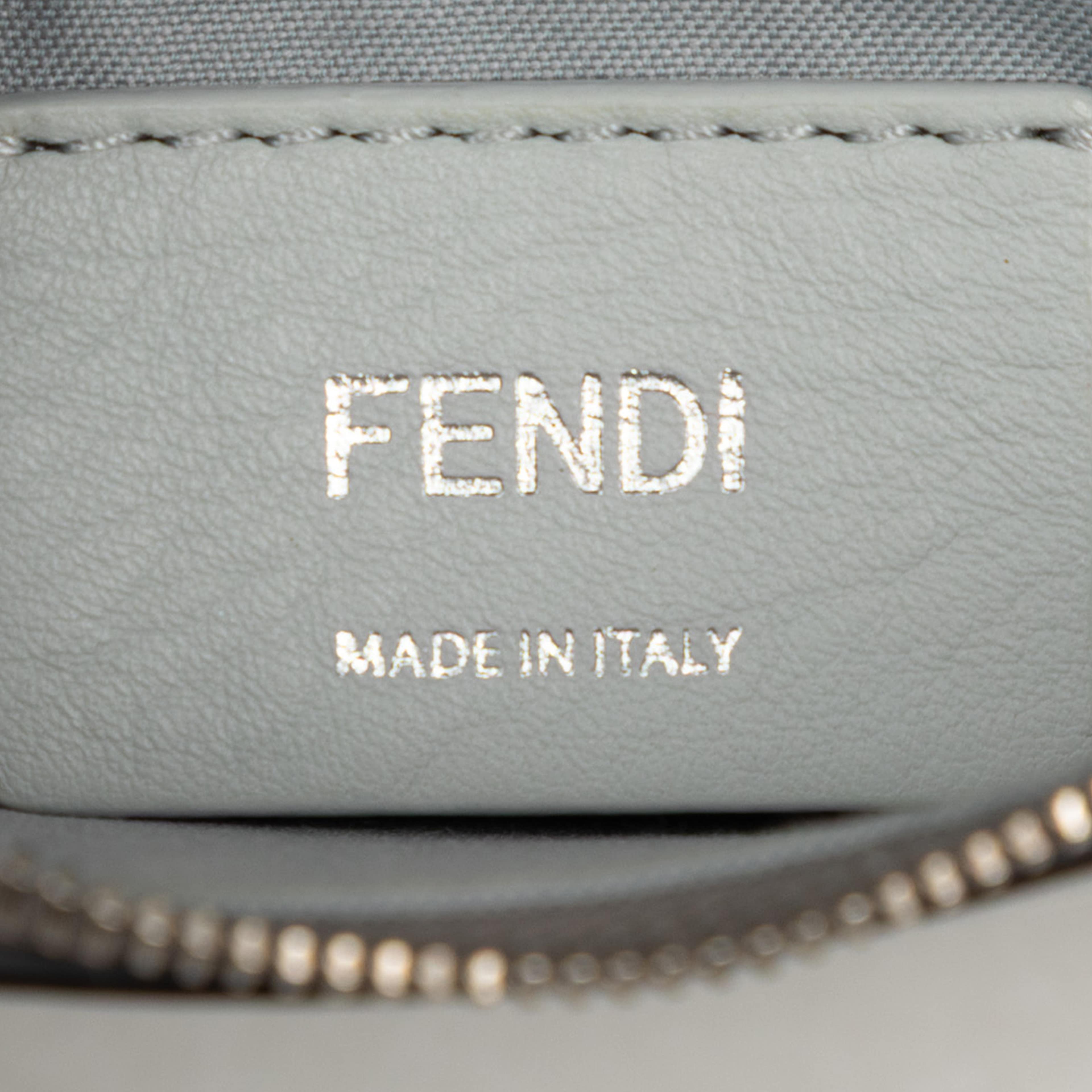 Fendi Leather F Is Fendi Envelope Wallet On Chain, från Luxclusif, i färgen grå. Klicka för att öppna bilden i stort format