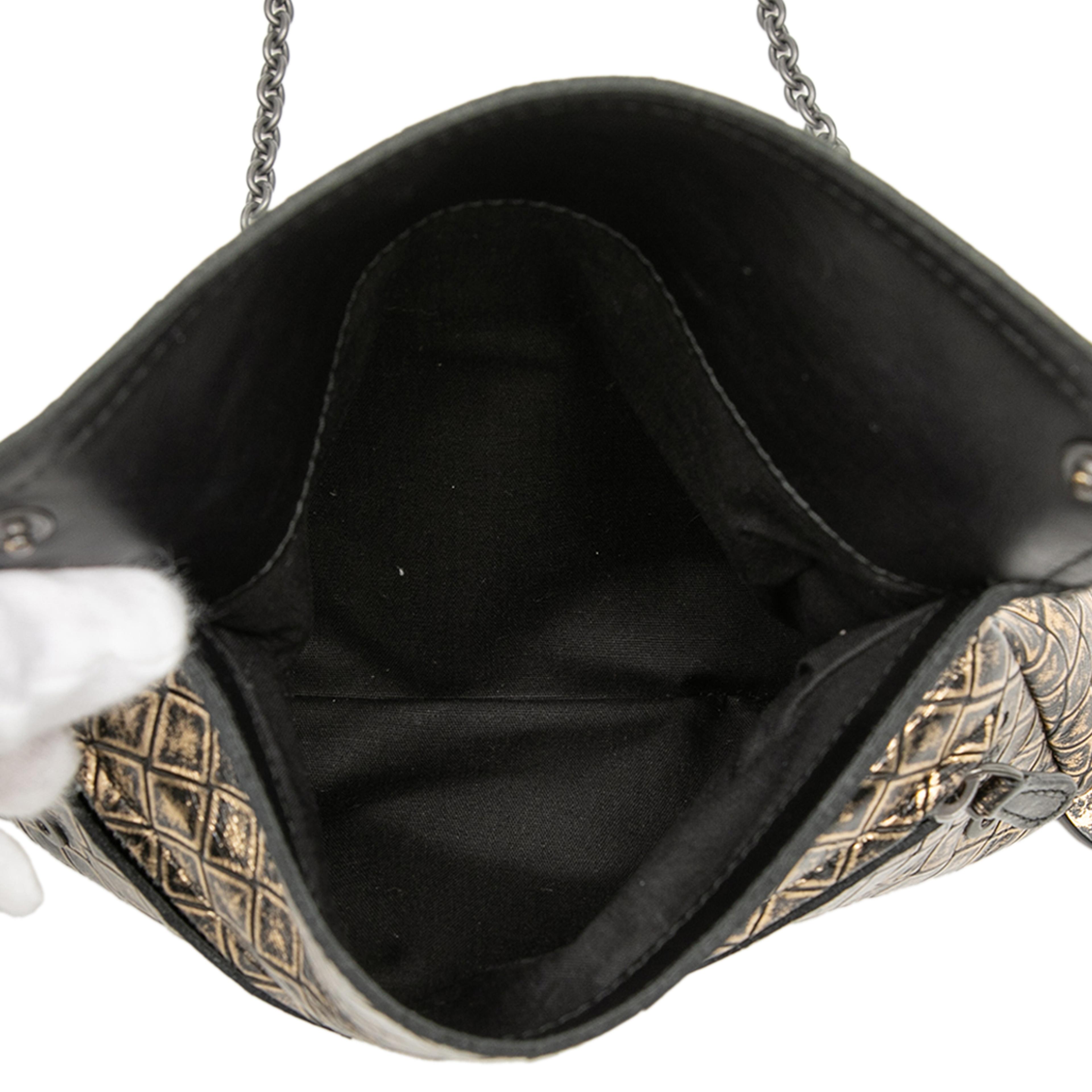 Bottega Veneta Metallic Calfskin Intrecciomirage Chain Flap Crossbody, från Luxclusif, i färgen gold. Klicka för att öppna bilden i stort format