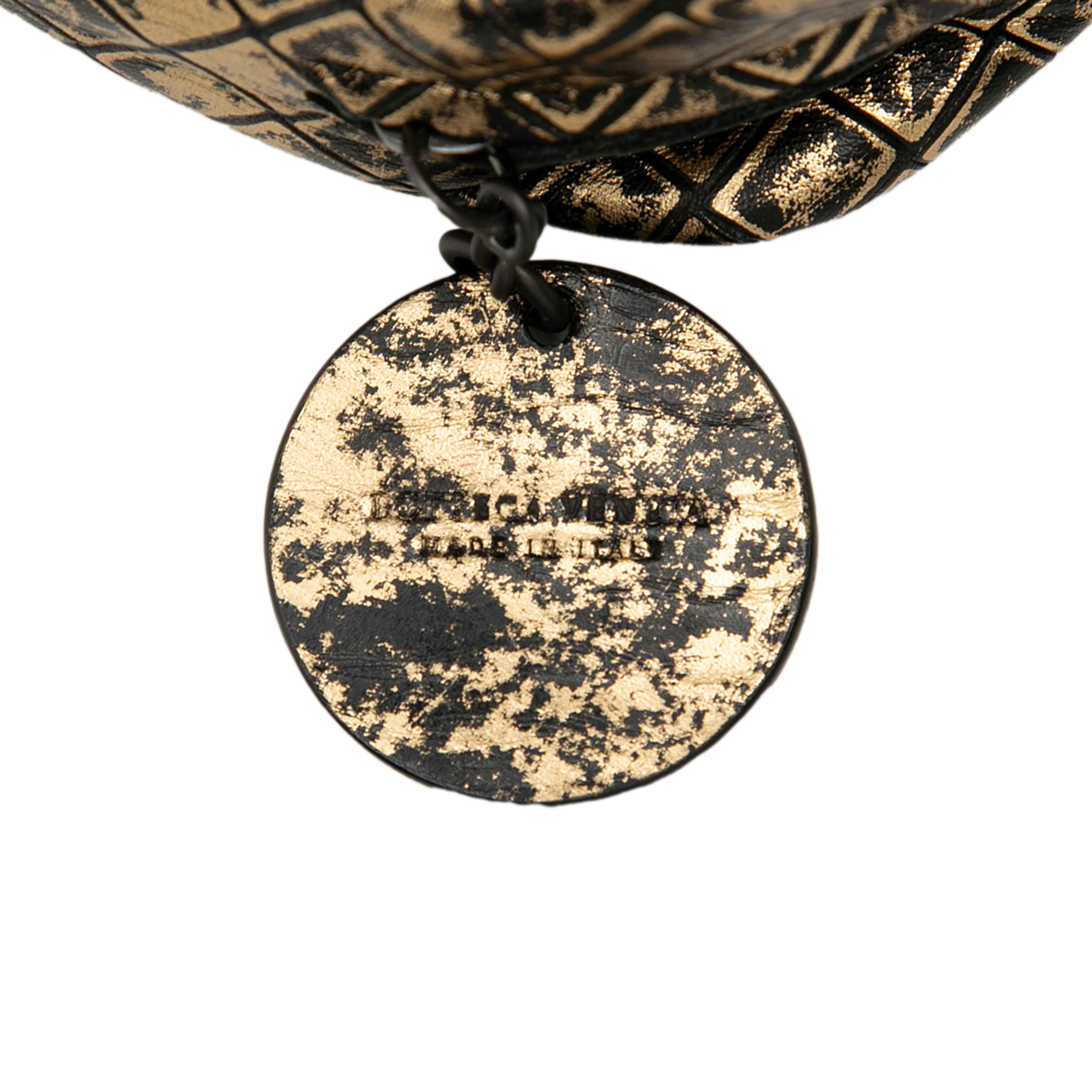 Bottega Veneta Metallic Calfskin Intrecciomirage Chain Flap Crossbody, från Luxclusif, i färgen gold. Klicka för att öppna bilden i stort format