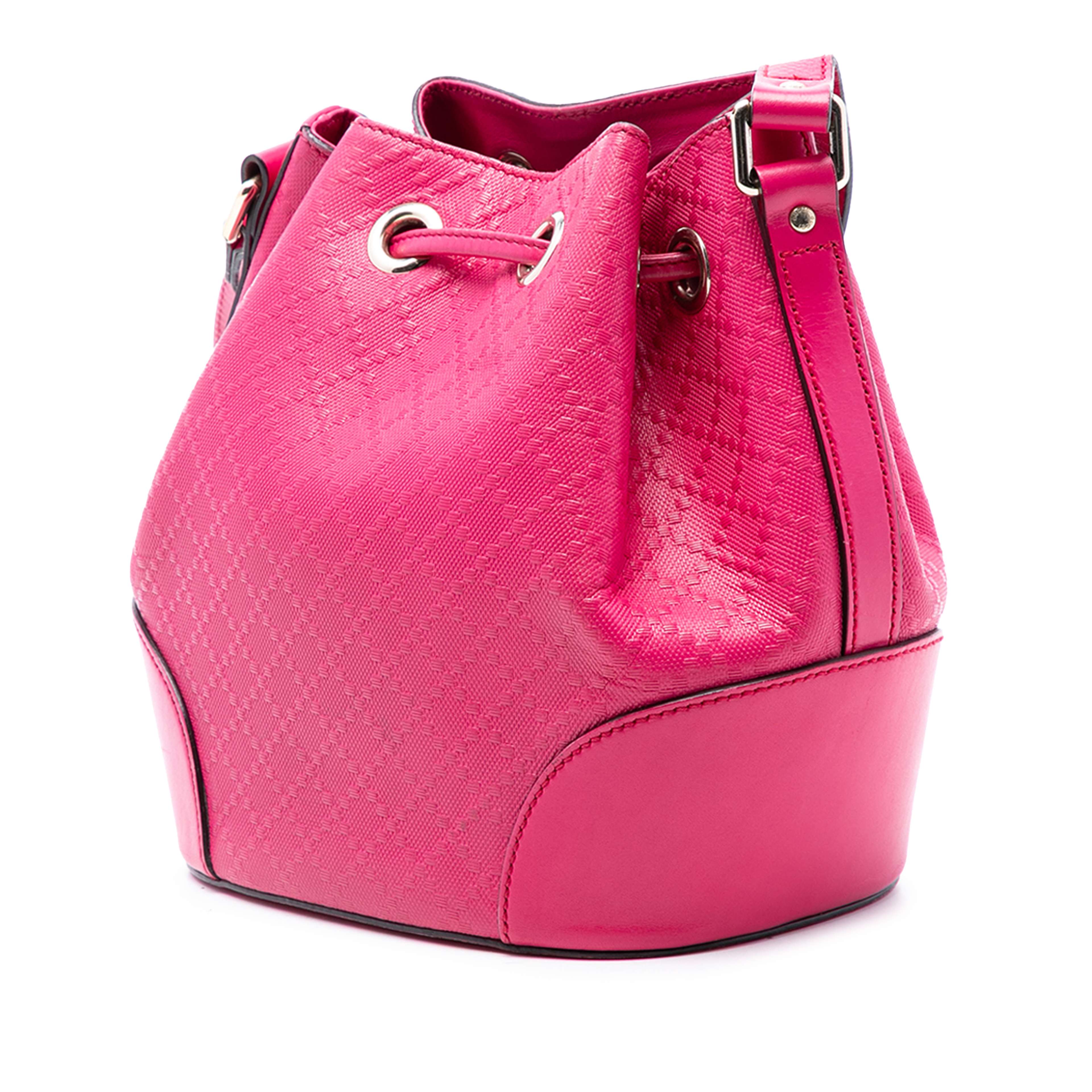 Gucci Diamante Leather Bright Bucket Bag, från Luxclusif, i färgen hot pink. Klicka för att öppna bilden i stort format