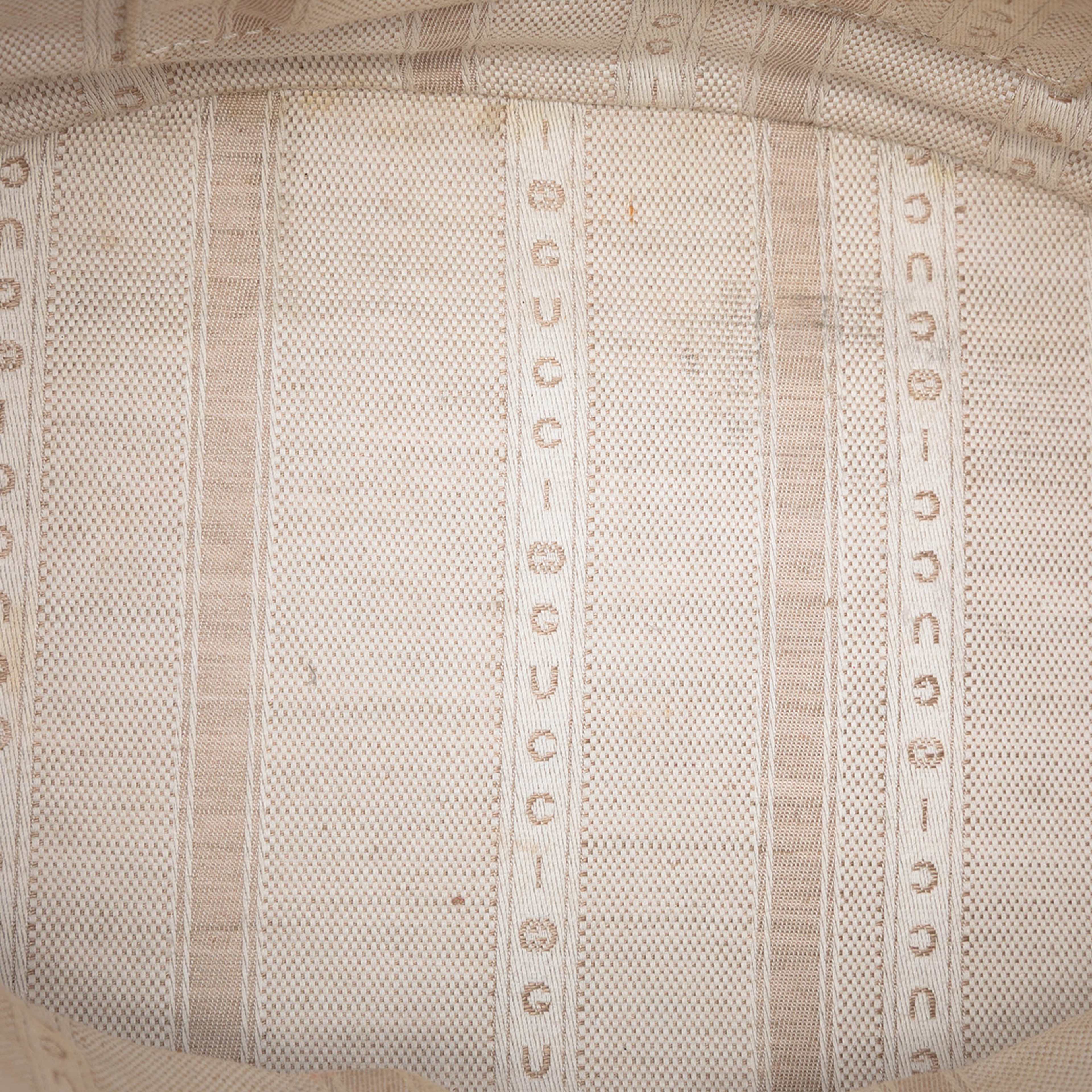 Gucci Diamante Leather Bright Bucket Bag, från Luxclusif, i färgen hot pink. Klicka för att öppna bilden i stort format