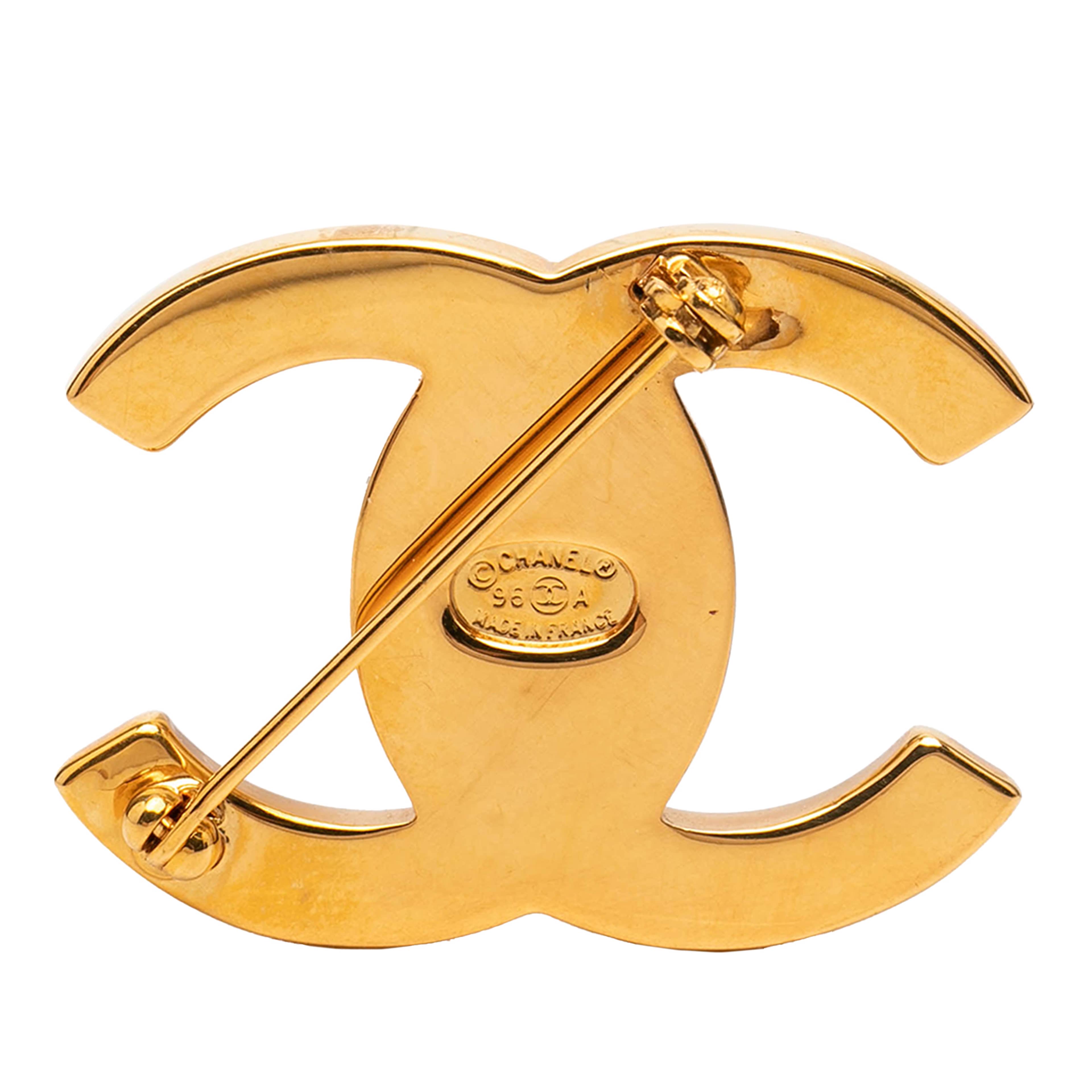 Chanel Gold Plated Cc Turn-lock Brooch, från Luxclusif, i färgen guld. Klicka för att öppna bilden i stort format