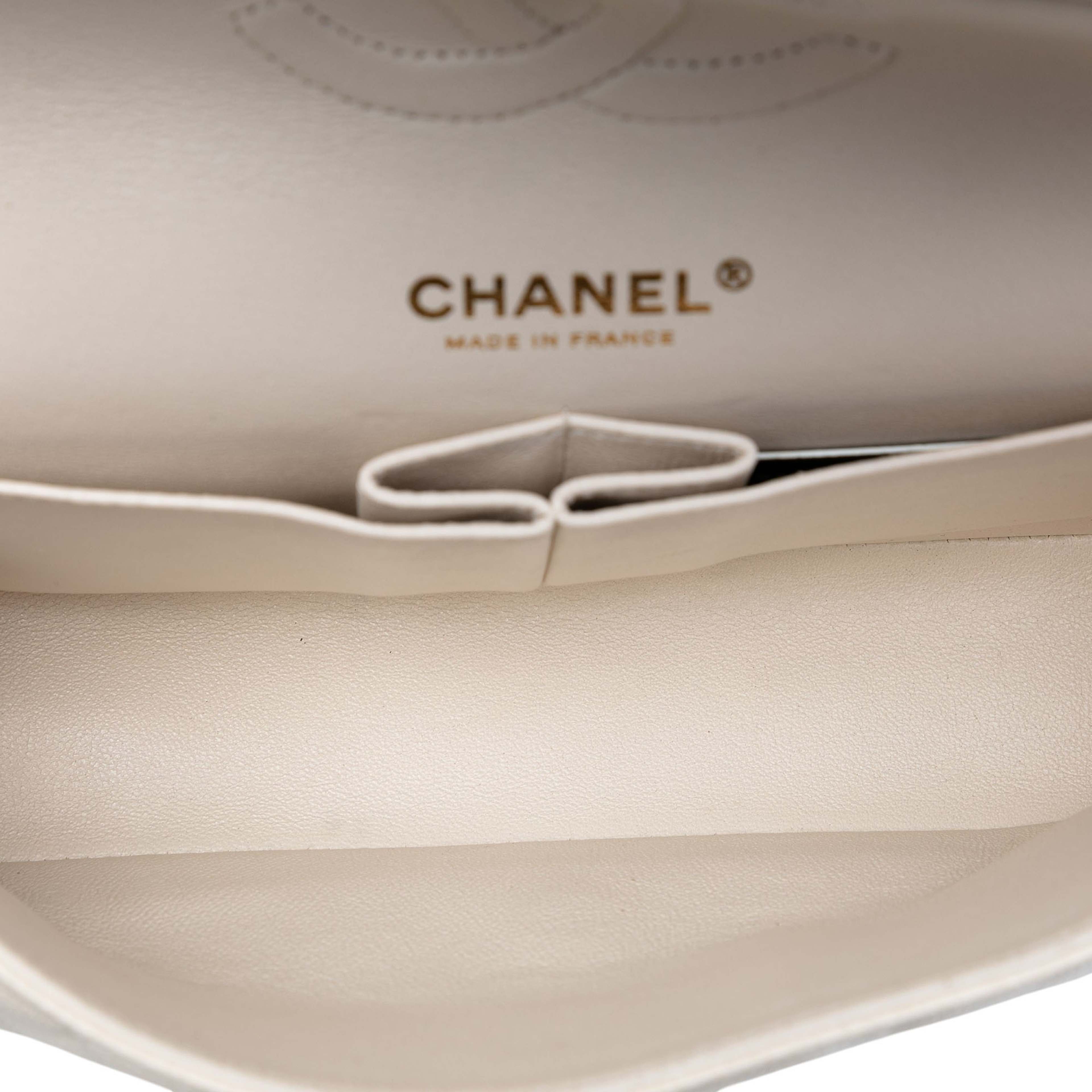 Chanel Medium Classic Caviar Double Flap, från Luxclusif, i färgen ivory. Klicka för att öppna bilden i stort format