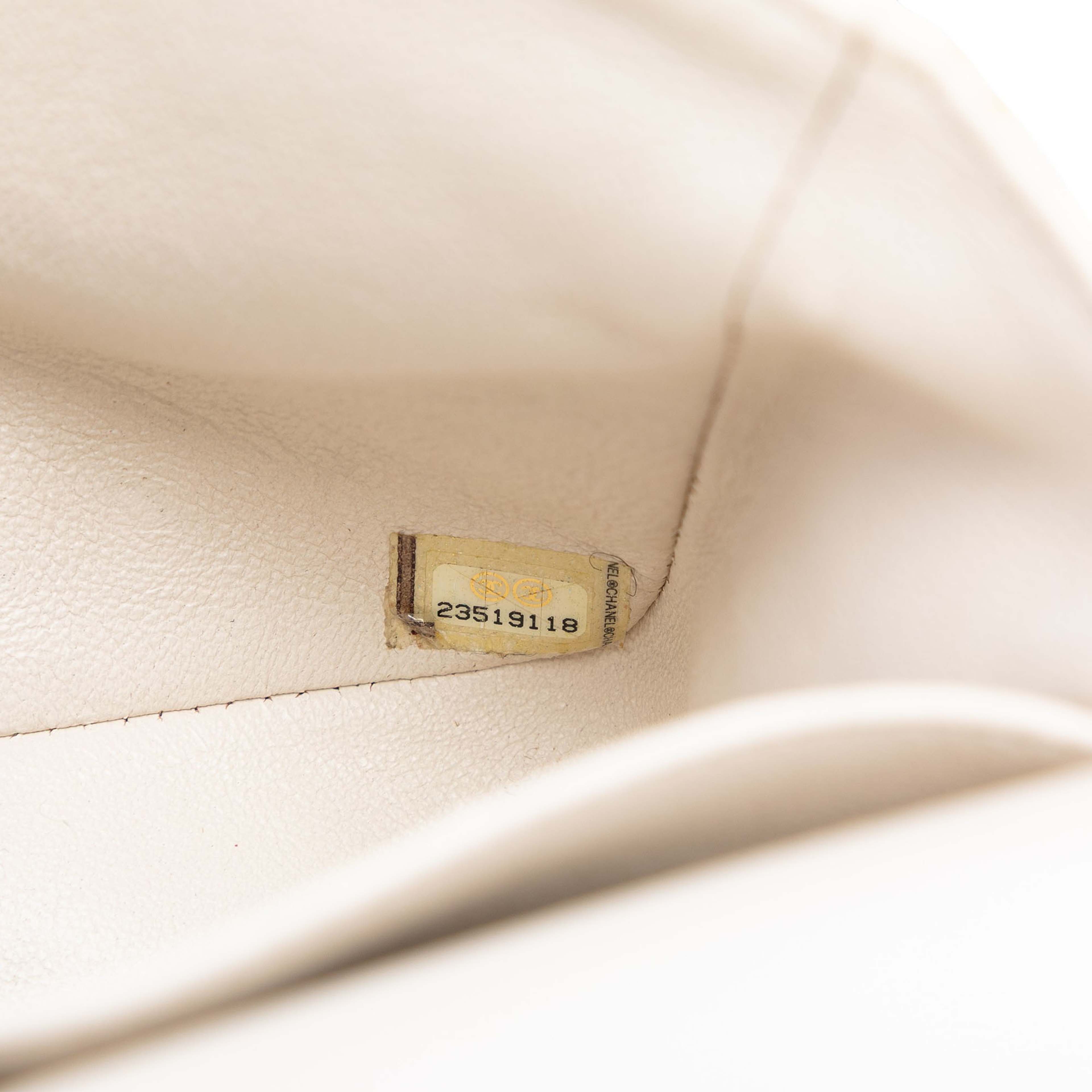 Chanel Medium Classic Caviar Double Flap, från Luxclusif, i färgen ivory. Klicka för att öppna bilden i stort format