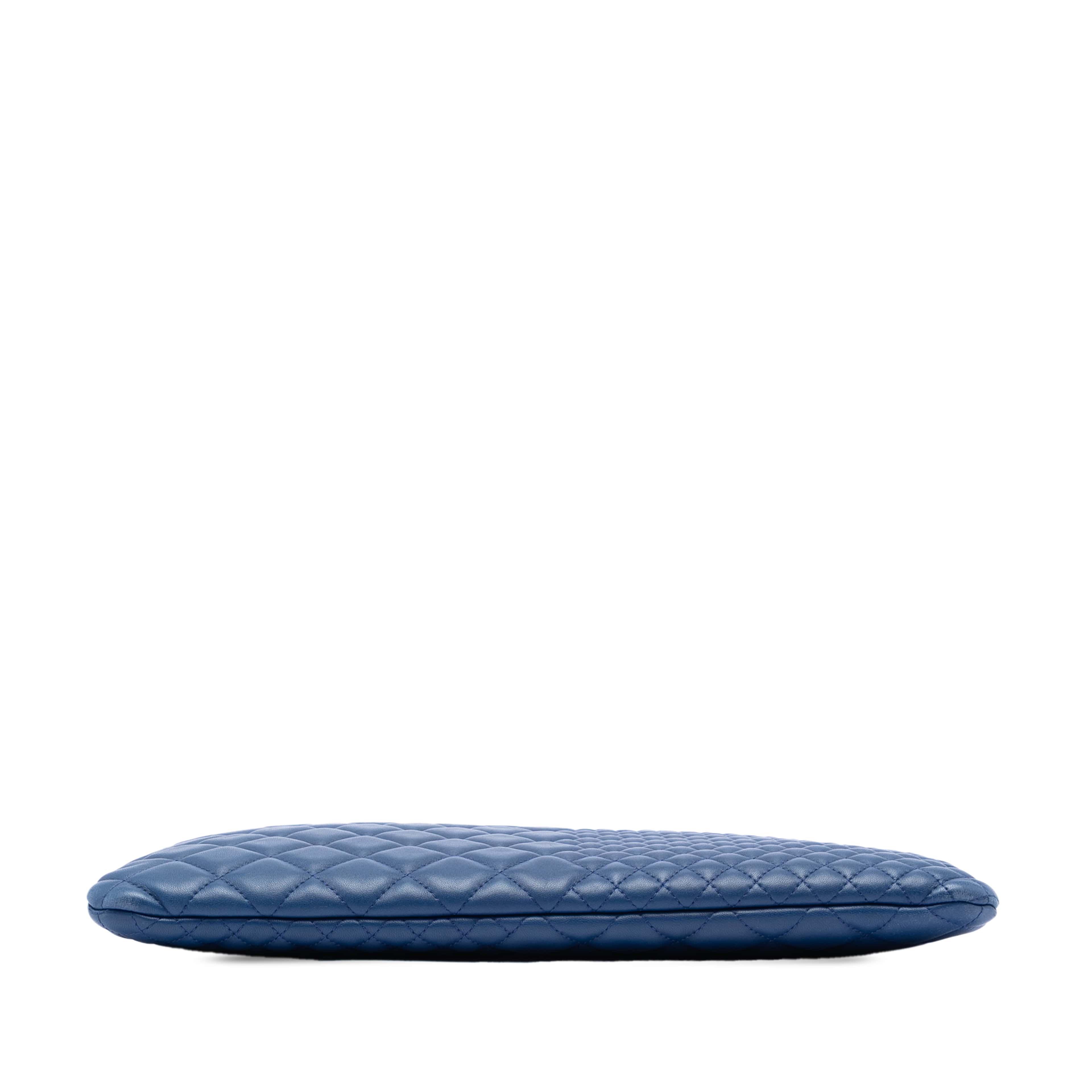 Chanel Large Bi Quilted Lambskin O Case Clutch, från Luxclusif, i färgen blue. Klicka för att öppna bilden i stort format