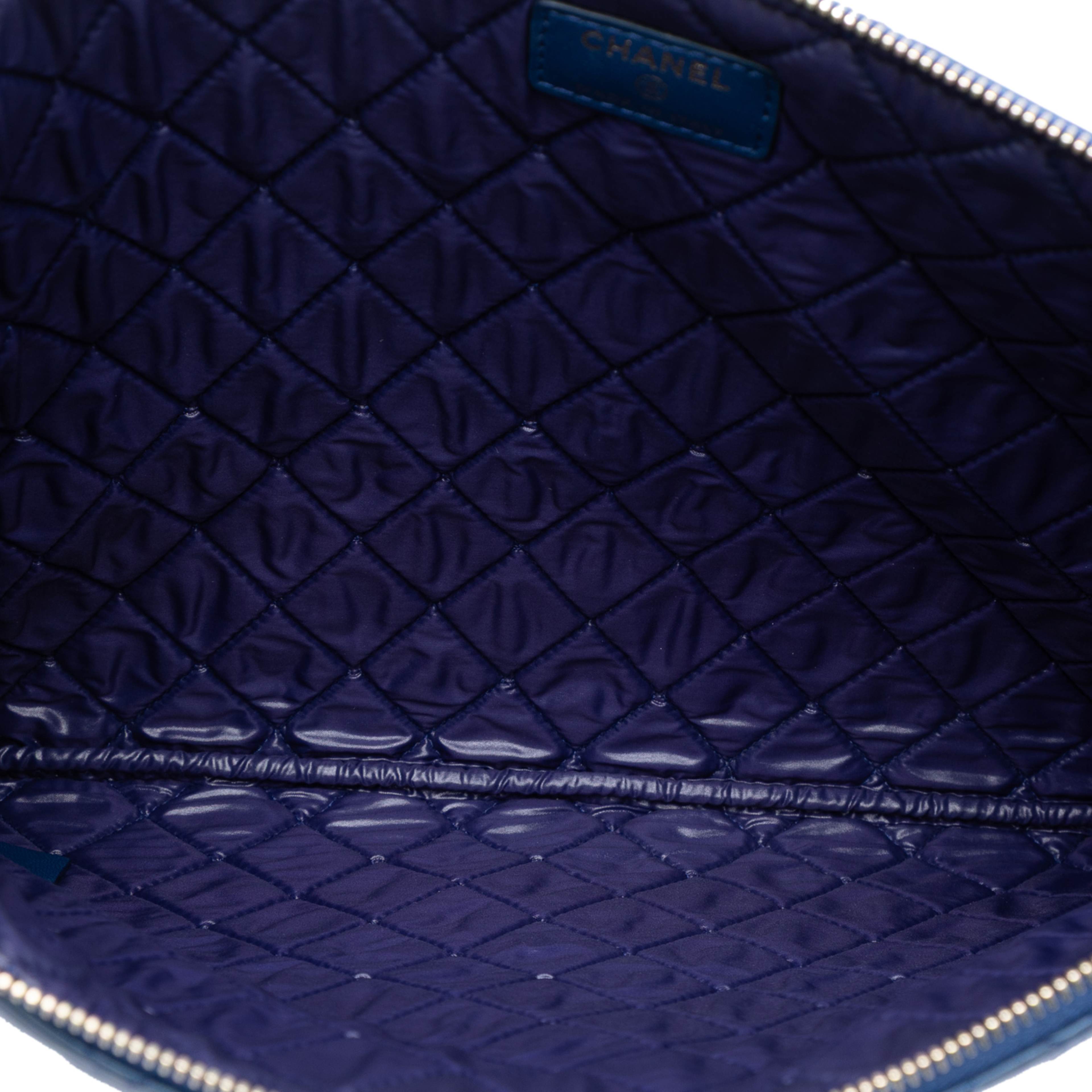 Chanel Large Bi Quilted Lambskin O Case Clutch, från Luxclusif, i färgen blue. Klicka för att öppna bilden i stort format