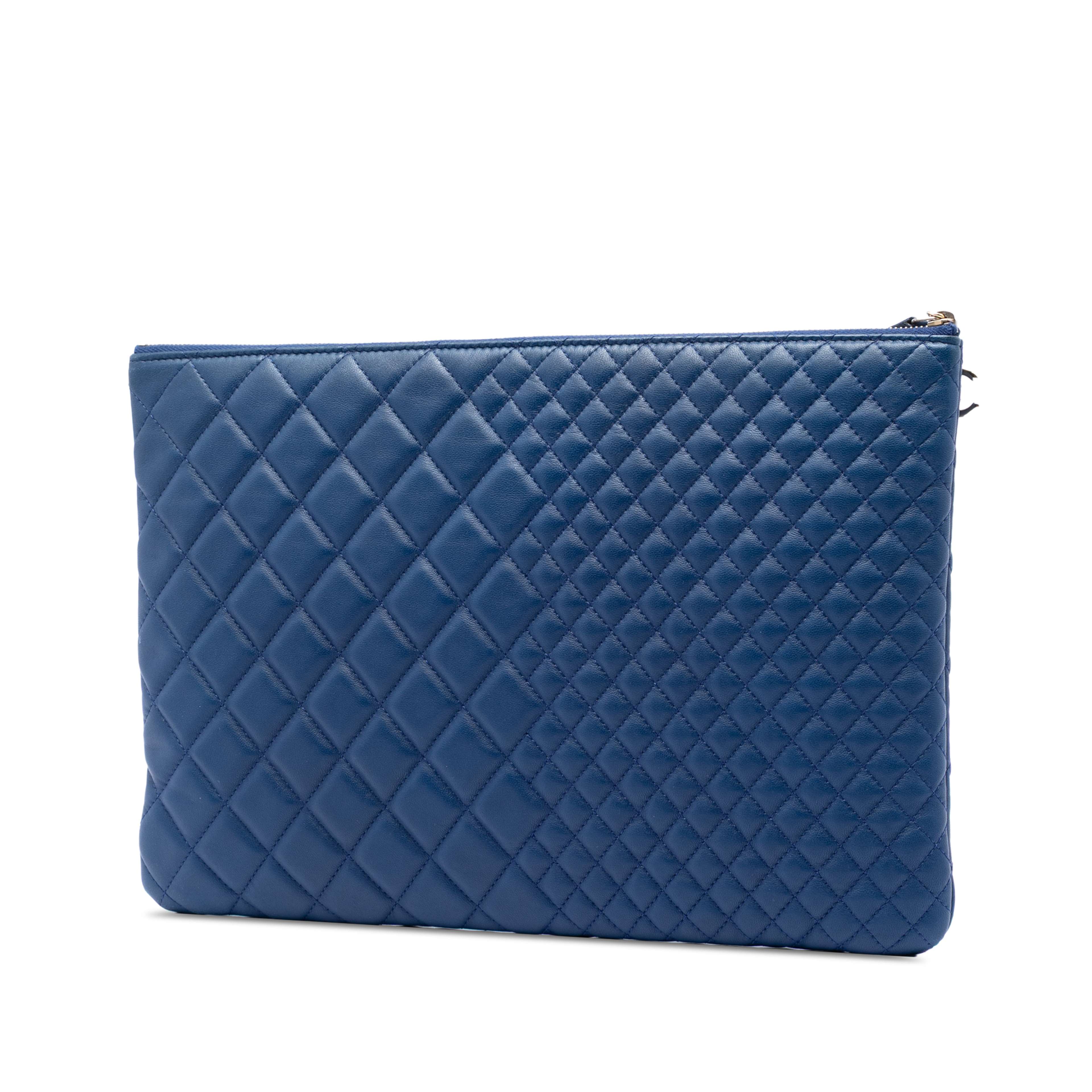 Chanel Large Bi Quilted Lambskin O Case Clutch, från Luxclusif, i färgen blue. Klicka för att öppna bilden i stort format