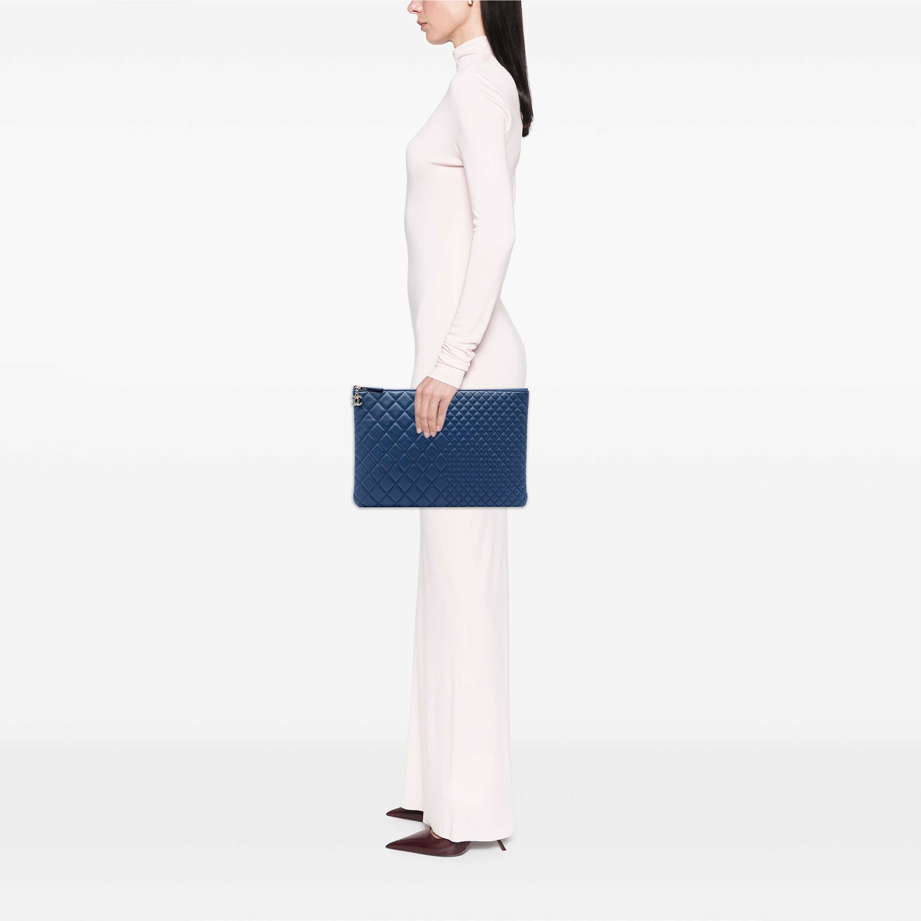 Chanel Large Bi Quilted Lambskin O Case Clutch, från Luxclusif, i färgen blue. Klicka för att öppna bilden i stort format