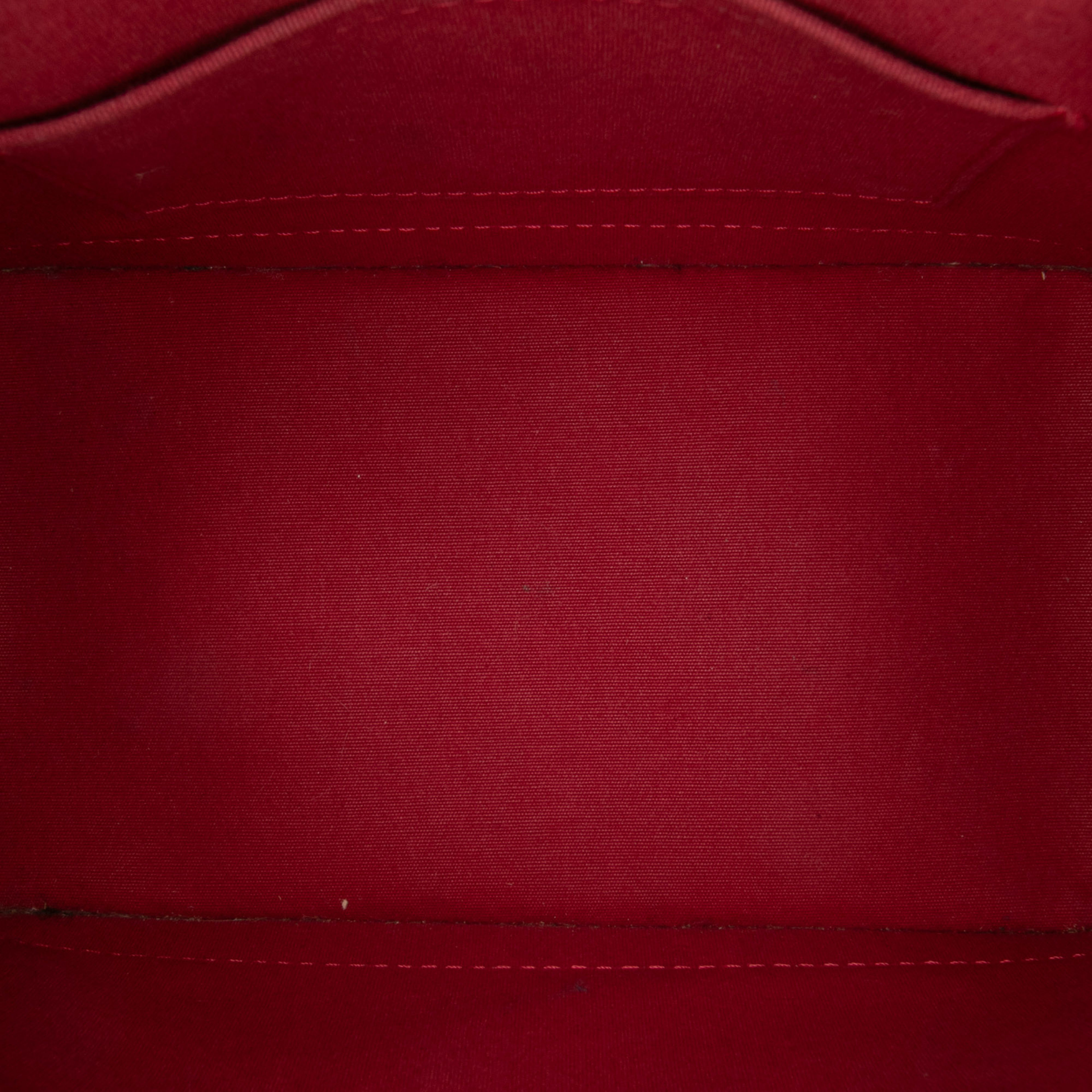 Louis Vuitton Monogram Vernis Alma Bb, från Luxclusif, i färgen red. Klicka för att öppna bilden i stort format