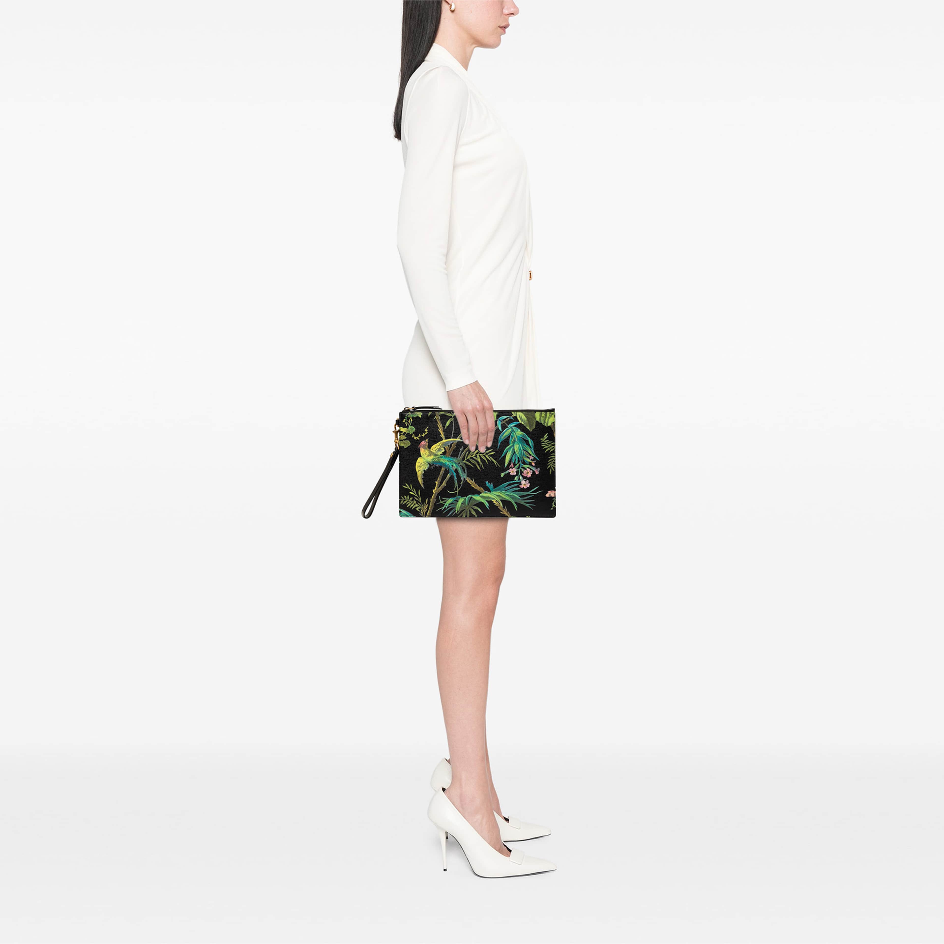 Gucci Calfskin Tropical Print Clutch, från Luxclusif, i färgen svart. Klicka för att öppna bilden i stort format