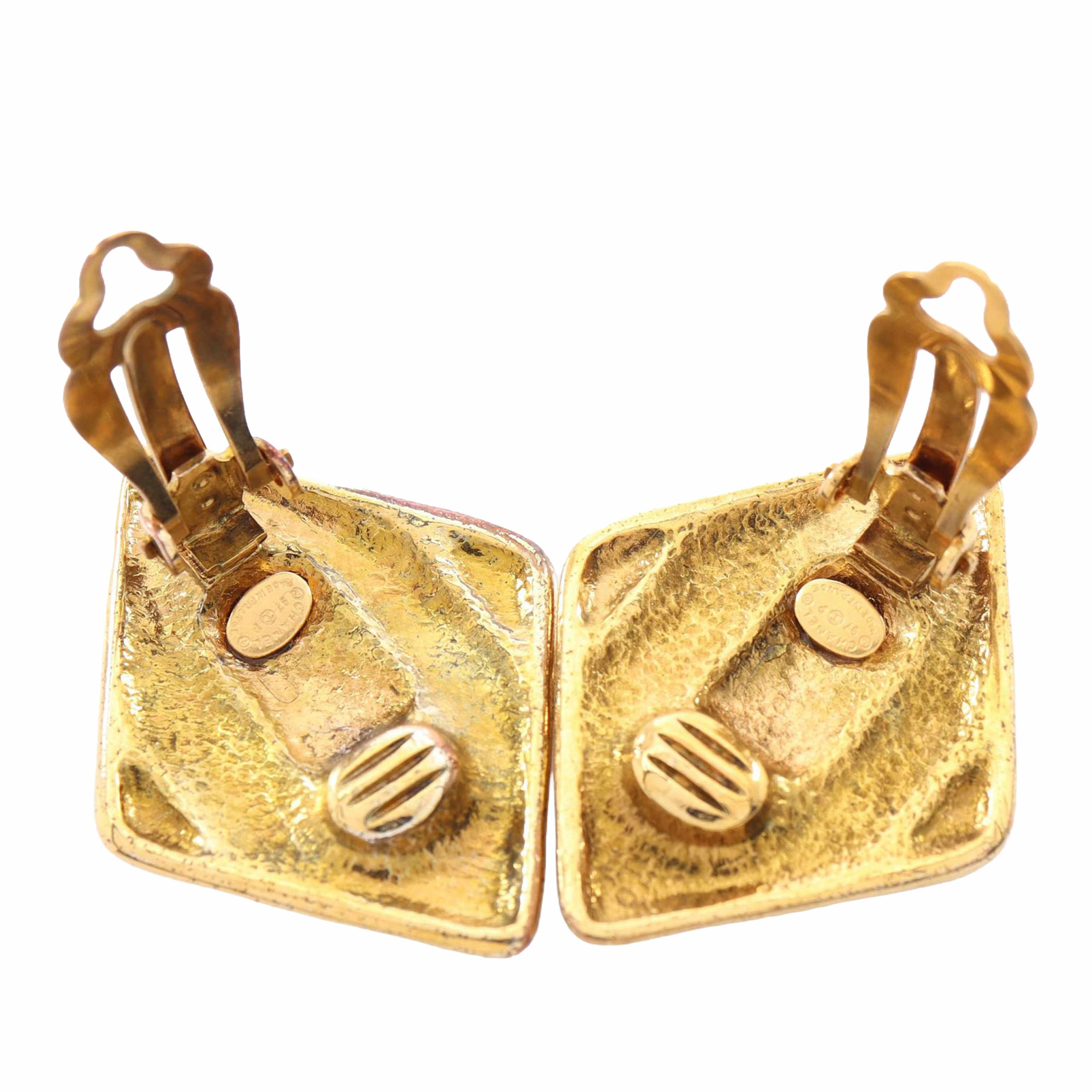 Chanel Cc Gold Plated Rhombus Clip On Earring, från Luxclusif, i färgen guld. Klicka för att öppna bilden i stort format