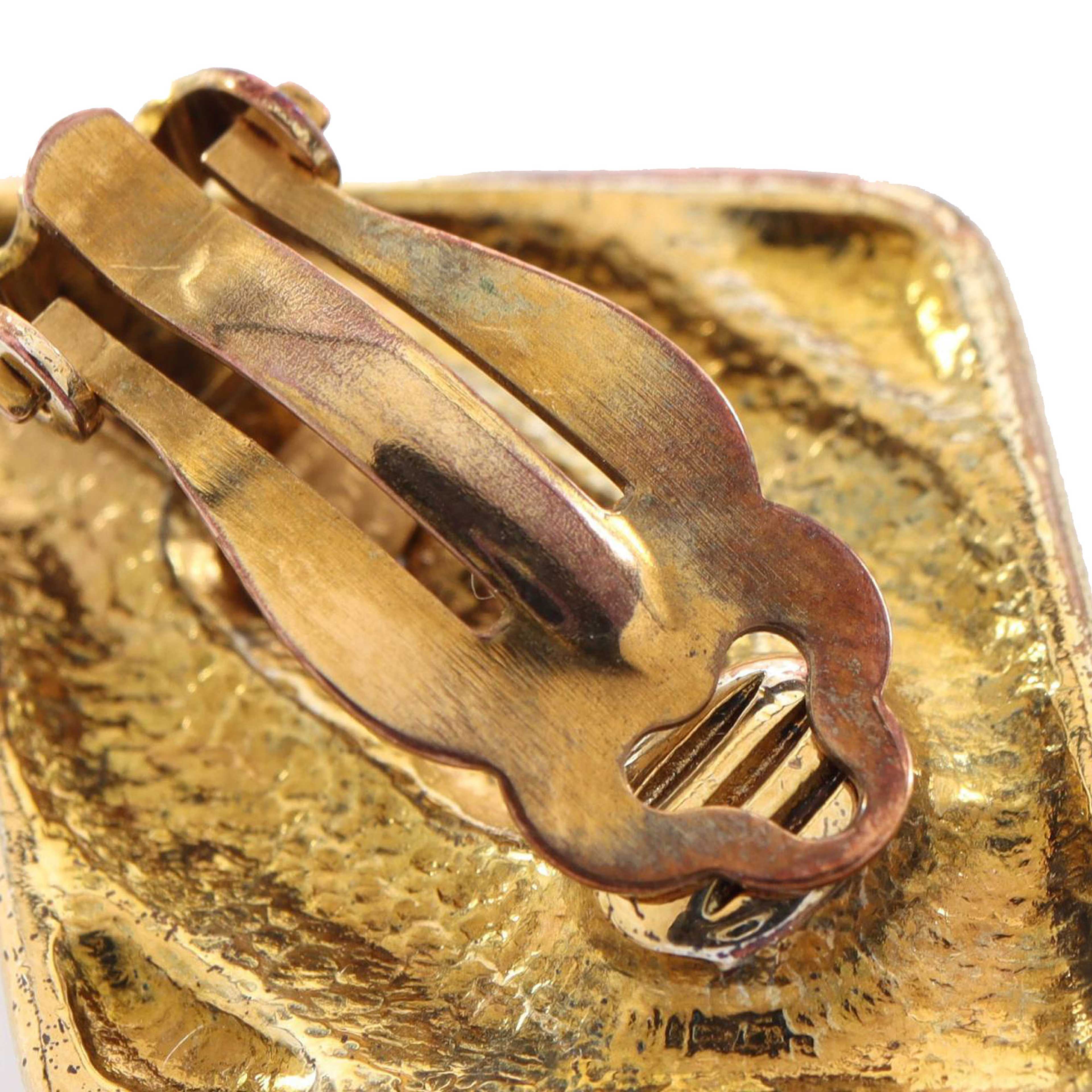 Chanel Cc Gold Plated Rhombus Clip On Earring, från Luxclusif, i färgen guld. Klicka för att öppna bilden i stort format