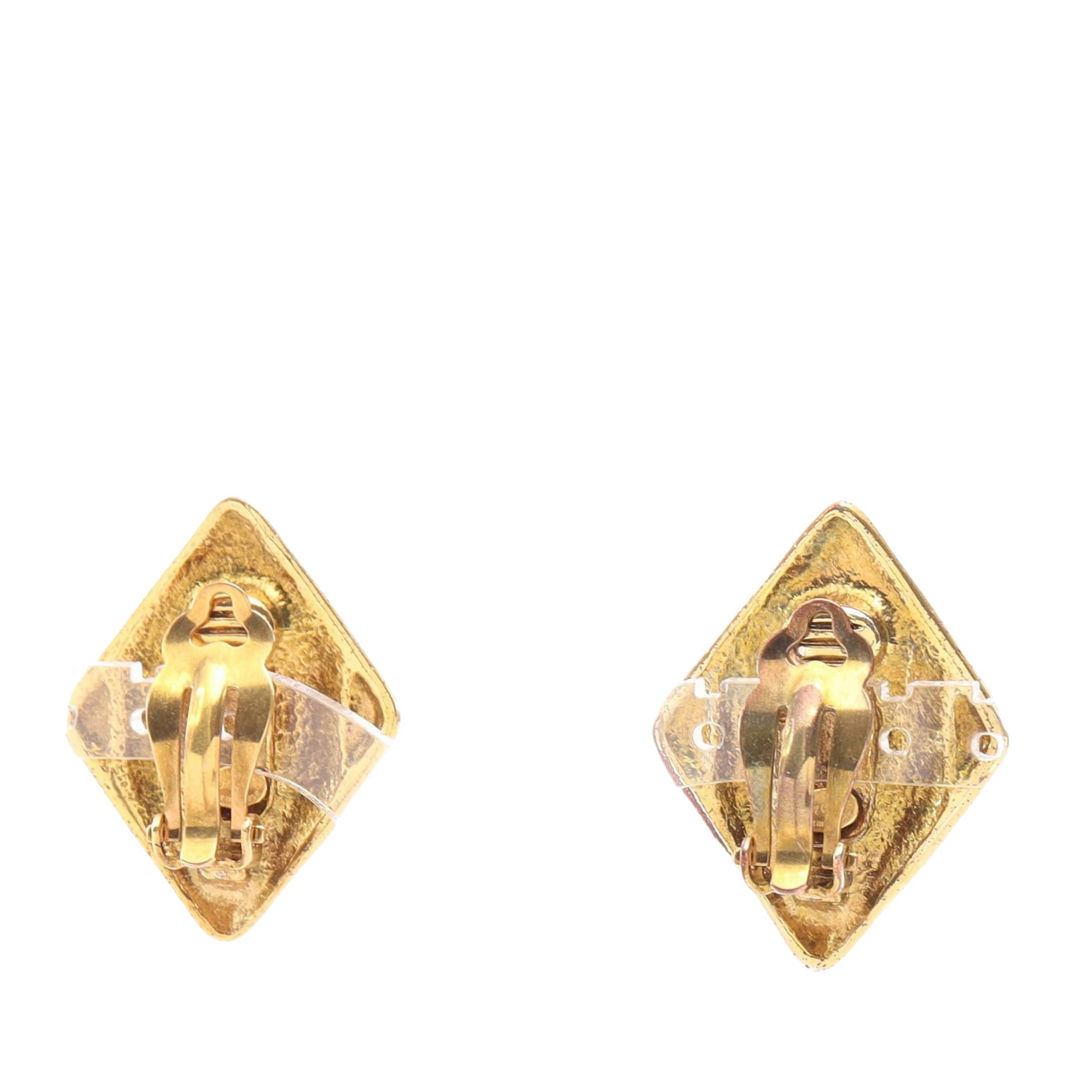 Chanel Cc Gold Plated Rhombus Clip On Earring, från Luxclusif, i färgen guld. Klicka för att öppna bilden i stort format