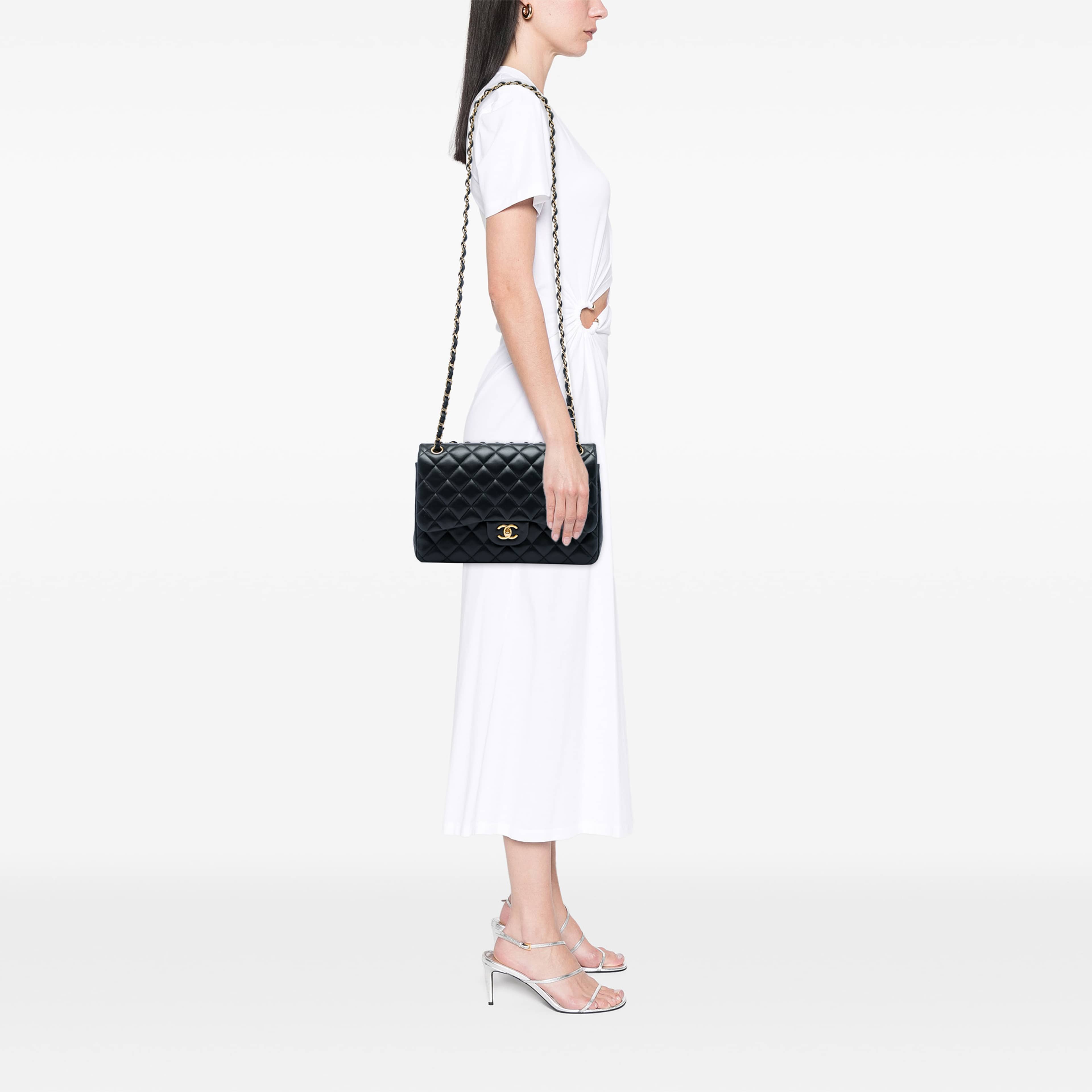 Chanel Jumbo Classic Lambskin Double Flap, från Luxclusif, i färgen svart. Klicka för att öppna bilden i stort format